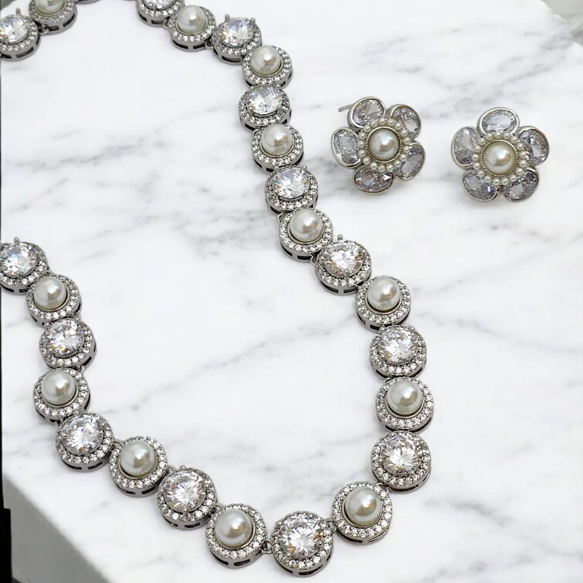 GriceldaRahqe's tweet photo. Elegance that brightens any look

White gold choker with a diamond accent and pearl, paired with crystal flower earrings. A set that turns presence into sophistication. Message me to secure yours! https://t.co/gBx7xWJetR