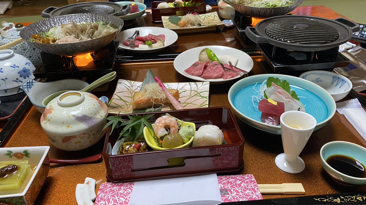Kozue_Days's tweet photo. 今日は旅行です
旅館の食事ってなんでこんなに美味しいのでしょう。 https://t.co/I8aoQ5ykPc