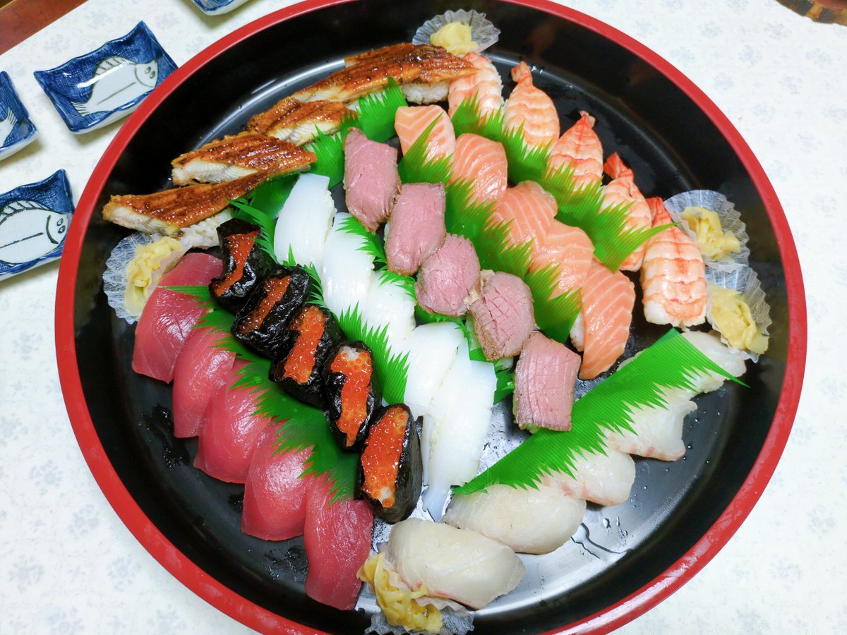 yurimarustar's tweet photo. 今日の晩ご飯😋

☆お寿司
☆バッテラ？

実家でお寿司をおよばれしてきました。
ネタもシャリも大きくてびっくり！
鯛なんて、1cmほどあるし。
炙って食べたり満腹。
バッテラは鯖が厚くて大葉とガリ入。
私はこれが一等賞💕
婆友さん手作りのあんころ餅、たくさん貰ってきましたよ。 https://t.co/V0bFbbqXB6