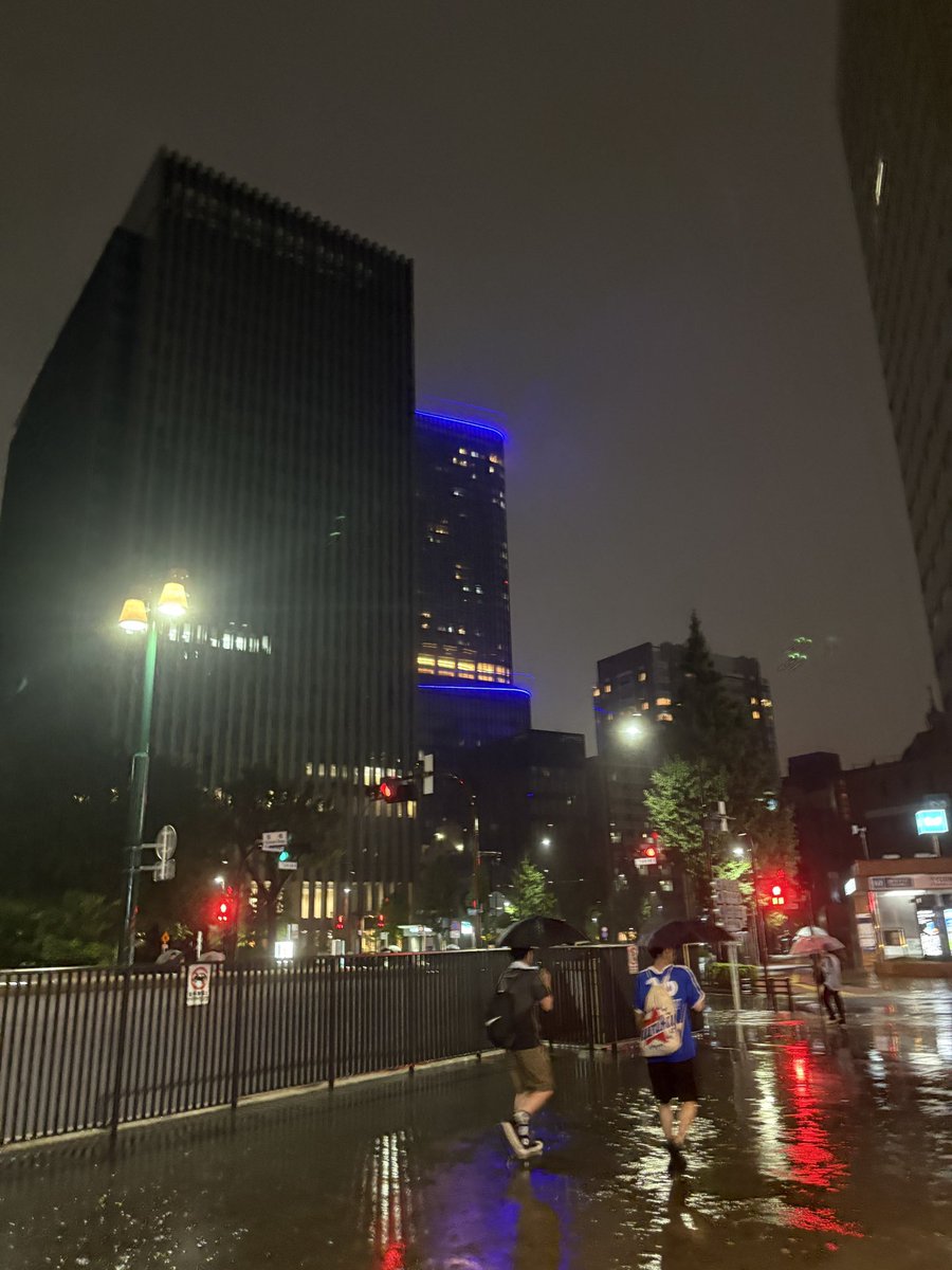 microbe_zhimin's tweet photo. 御茶ノ水なう。

二次会やる気満々だったのに酒で限界でベロベロになった人を見送って、その人に二次会を忘れ去られた人とお別れする。楽しかったよー https://t.co/84OKmBiz76