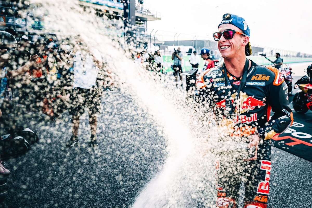 f1_opinioness's tweet photo. Un triunfo más que menos no iba a cambiar lo que sabemos de Acosta.

•Va 56-0 en MotoGP vs sus compañeros.
•Ganó Moto3 en su debut. 
•Moto2 a la 2ª
•Podio en 2° GP en MotoGP

Pero la proeza de ganar una carrera en KTM, tras 15 podios, sabe genial.

De los elegidos de MotoGP. https://t.co/jdJMiIVTQ6