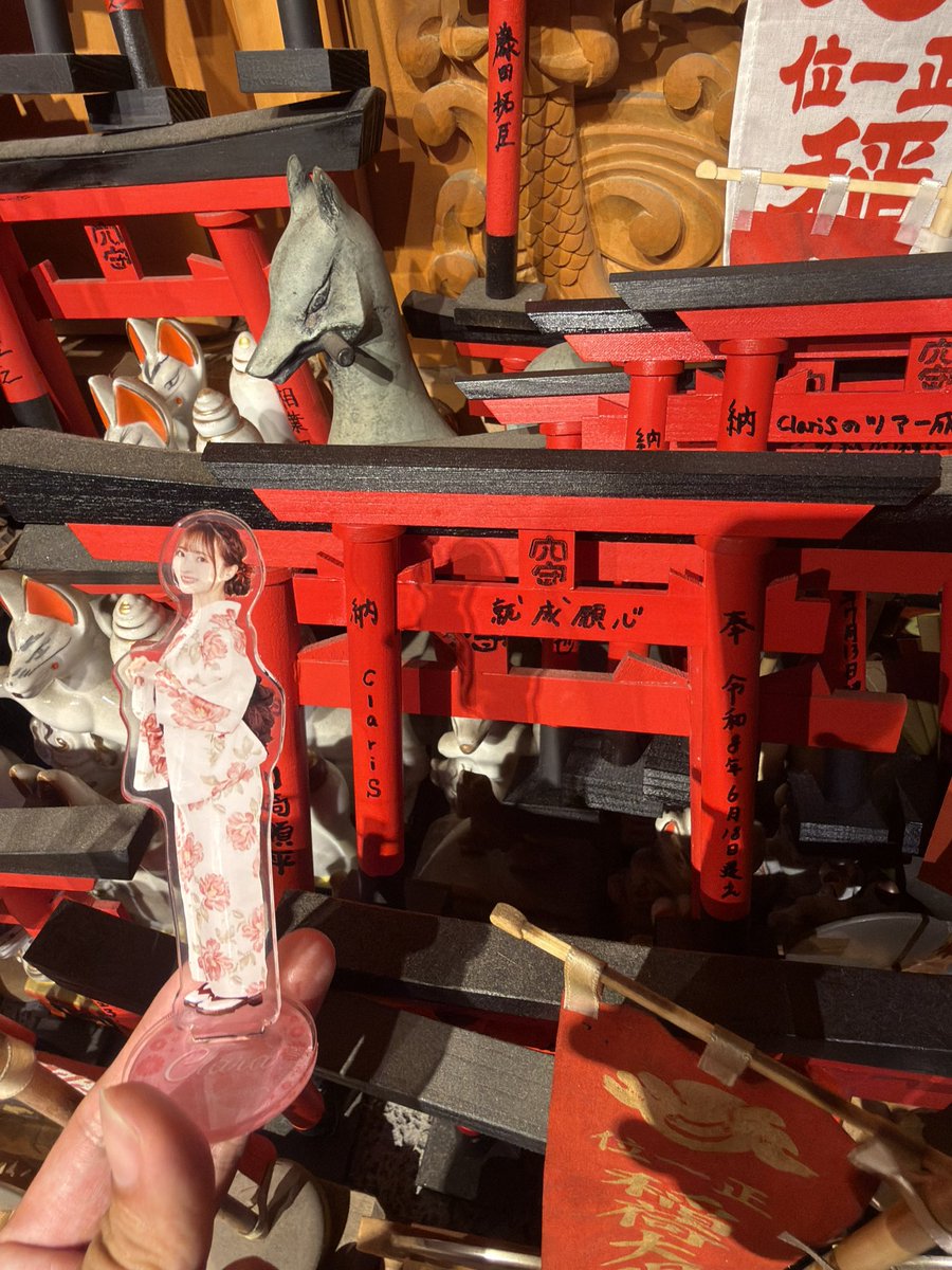 chunClariST's tweet photo. ClariSの絵馬がいつまであるか分からないので、16時ごろ荷物を引きながら急いで見に来ました！

神社の行事と雨で人も多く、ゆっくり写真を撮ったり見て回れず残念🥲

台湾から羽田へよく飛ぶので、次回ClariSワンマンライブのときにまた来ます！🎀🩷

#ClariS
#穴守稲荷神社 https://t.co/VzB16YLMd3