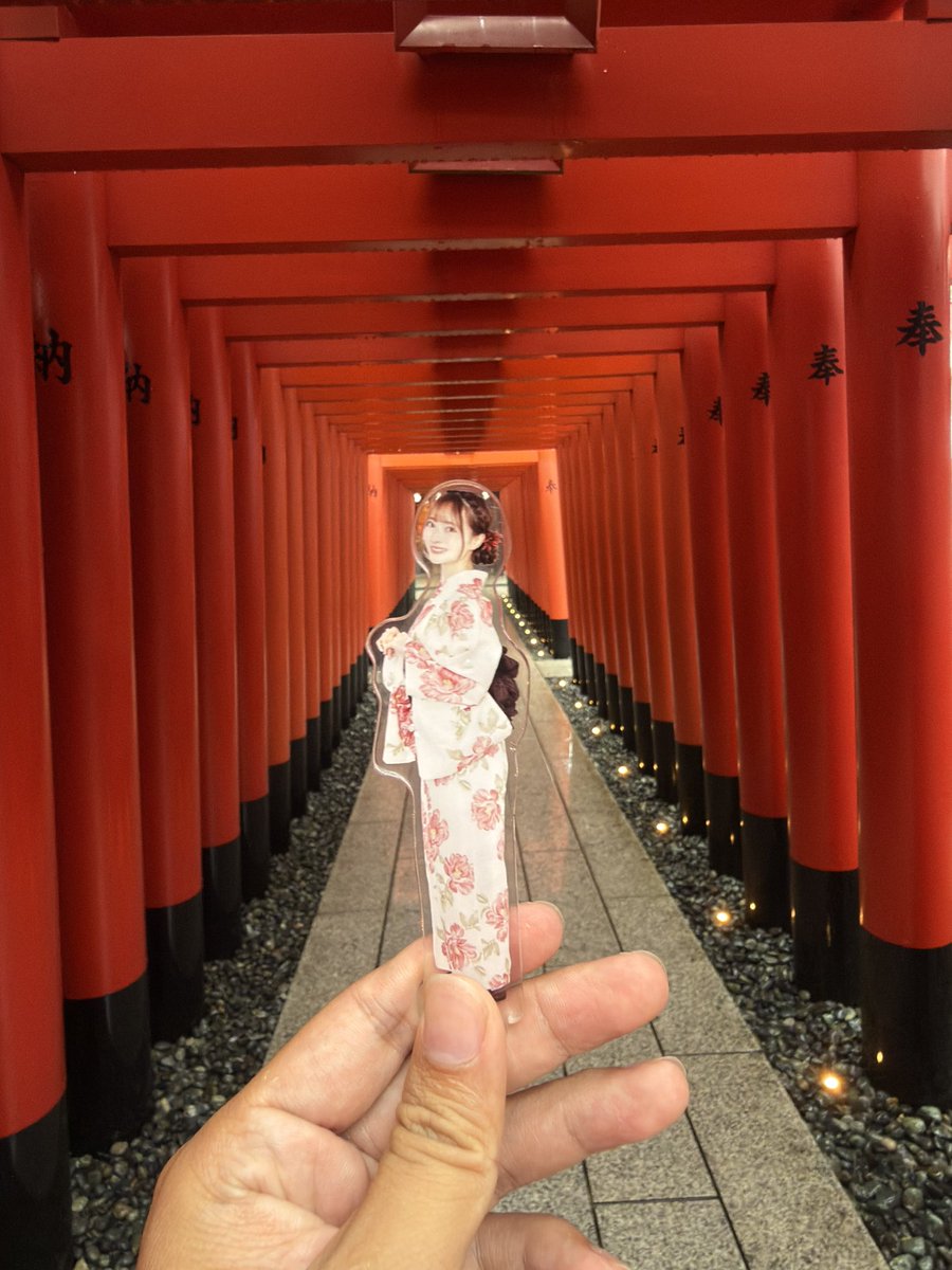 chunClariST's tweet photo. ClariSの絵馬がいつまであるか分からないので、16時ごろ荷物を引きながら急いで見に来ました！

神社の行事と雨で人も多く、ゆっくり写真を撮ったり見て回れず残念🥲

台湾から羽田へよく飛ぶので、次回ClariSワンマンライブのときにまた来ます！🎀🩷

#ClariS
#穴守稲荷神社 https://t.co/VzB16YLMd3