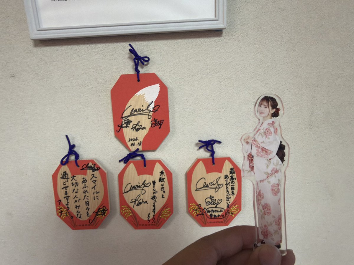 chunClariST's tweet photo. ClariSの絵馬がいつまであるか分からないので、16時ごろ荷物を引きながら急いで見に来ました！

神社の行事と雨で人も多く、ゆっくり写真を撮ったり見て回れず残念🥲

台湾から羽田へよく飛ぶので、次回ClariSワンマンライブのときにまた来ます！🎀🩷

#ClariS
#穴守稲荷神社 https://t.co/VzB16YLMd3
