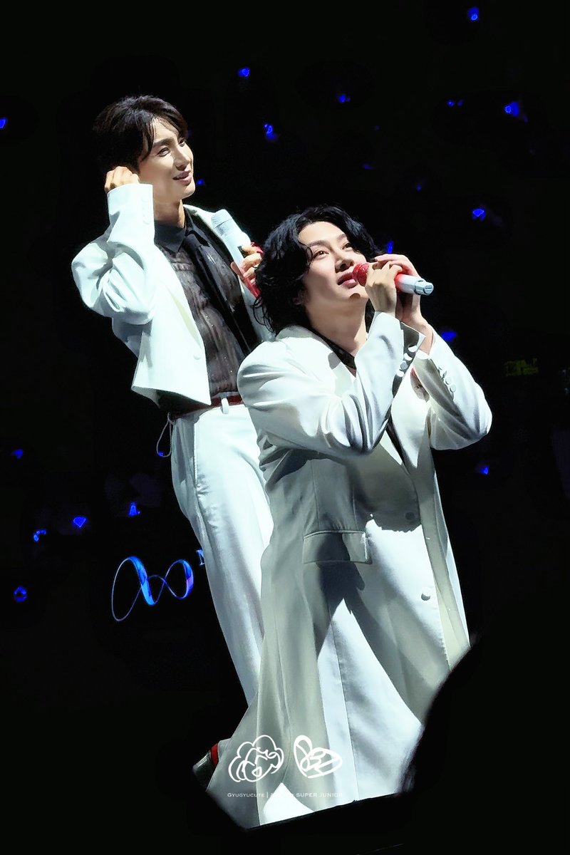 gyugyucute1106's tweet photo. 260919 83z팬콘 마카오

바보 커플🫳🏻

#SUPERJUNIOR #SUPERJUNIOR_83z 
#LEETEUK #이특 
#HEECHUL #희철 
#SUPERJUNIOR_83z_1983_Macau https://t.co/bgqeqCz2Mg