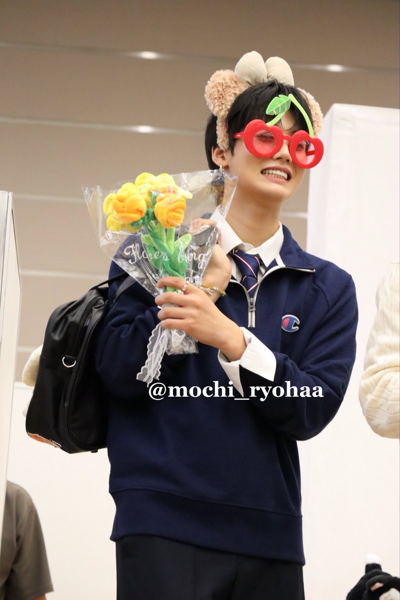 mochi_ryohaa's tweet photo. 260919
VIBY プレミアム・グループサイン会
制服には絶対お花を持たせたかったので💐
他のTOMOさんのアイテムの力も借りてりょうは先輩ができあがった....かっこいい👏

#VIBY #RYOHA #りょうは #プレサ https://t.co/KFdxGRsJwh