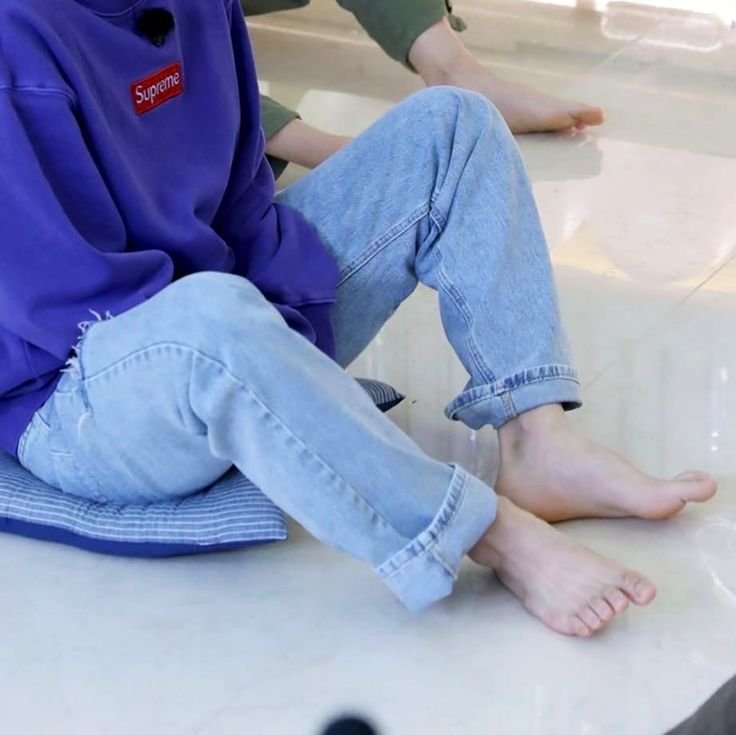 WhiteTulip83's tweet photo. Even his feet mog her 😭 https://t.co/H7XwqCL7Q6