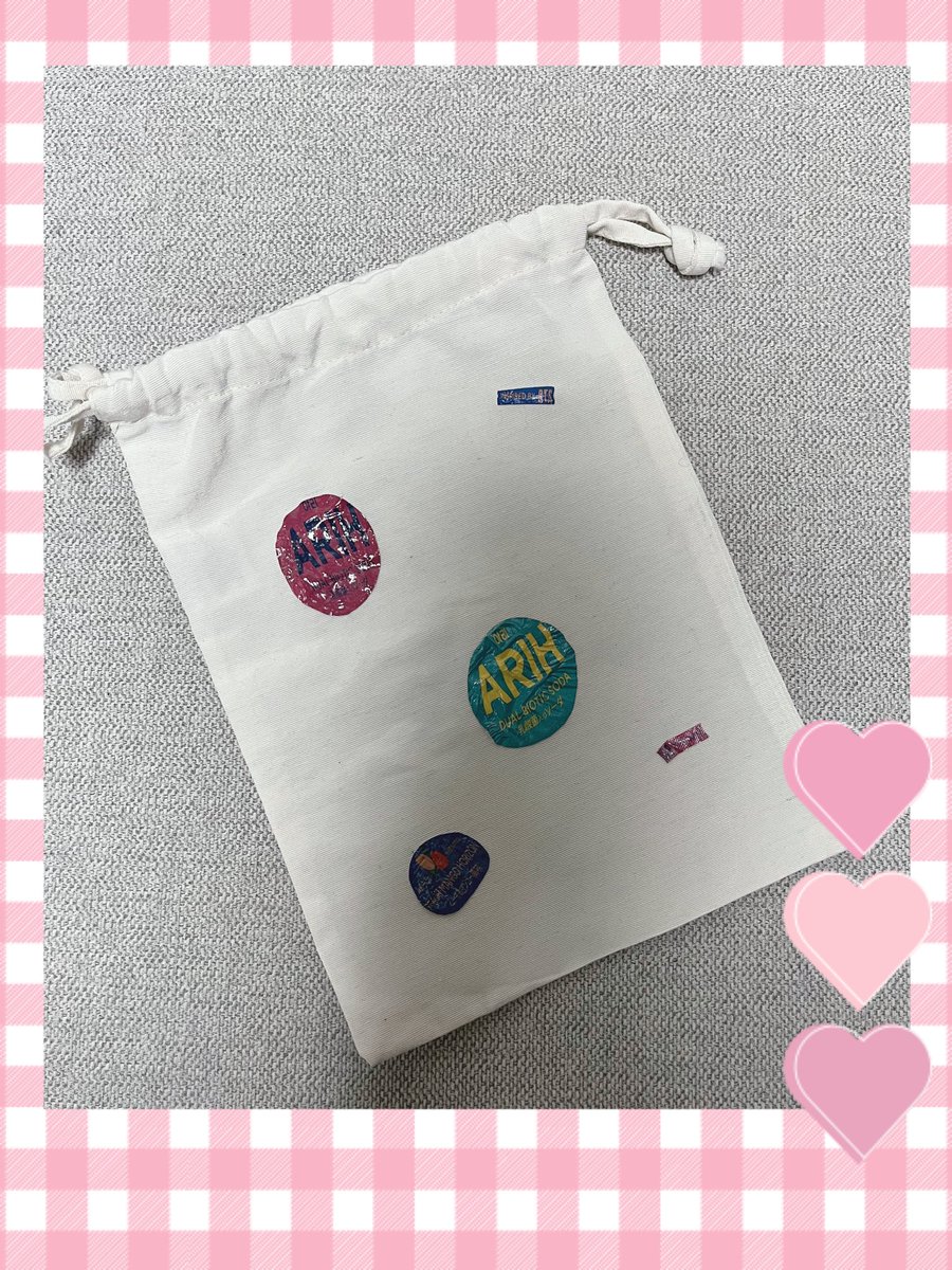 BTS59914917's tweet photo. ラップの転写アートでARIHを可愛く巾着に貼ろうとしたけれど、思ったのと違うのが出来てしまいました。残念😢
全然ちがーう😱 https://t.co/rz2HZpY6GY