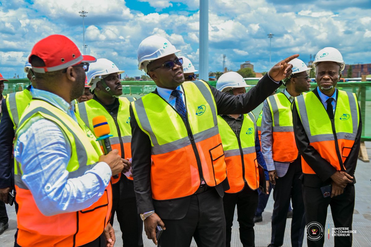 julienpalukucom's tweet photo. Visite de travail au port de Dar es Salaam et dynamique du fret Congolais

Dar Es Salam 20-09-2026

Lors de ma visite du port de Dar es Salaam guidée par l'autorité portuaire, j'ai constaté l'essor remarquable de cette infrastructure clé qui gère 95 % du commerce international tanzanien. Grâces aux réformes et à la modernisation, le trafic global a atteint un record de 33,7 millions de tonnes en 2025/2026 (contre 18 millions en 2021/2022), visant désormais 62 millions de tonnes d'ici 2031.
​Mon constat met particulièrement en lumière le rôle central de la RDC :
●​Premier partenaire de transit : Le fret congolais atteint un record de 7,77 millions de tonnes (+30 % en un an).
●​Poids régional majeur : La RDC capte à elle seule 53 % du fret de transit régional et représente 23 % du trafic total du port.
●​Corridor stratégique : Face à cette croissance exponentielle (+180 % en quelques années), l'aménagement de ports secs dédiés (comme Kwala) est en cours pour fluidifier nos cargaisons.
L'accord commercial en élaboration sera le cadre par excellence de nos échanges.

Par ailleurs, nous avons visité la société SATURN, spécialisée dans l'assemblage de véhicules de transport pour grandes cargaisons. Nous l'avons invitée à s'installer à Lubumbashi afin de répondre prioritairement aux besoins du secteur minier et de réduire significativement la facture d'importation, génératrice de sorties de devises. La société nous a présenté son cahier des charges, que nous examinerons conjointement avec le Ministre des Finances et le Ministre du Plan dans le cadre du renforcement de l'attractivité des investissements en RDC. @fatshi13 @SuminwaJudith @PrimatureRDC @MinComex_RDC