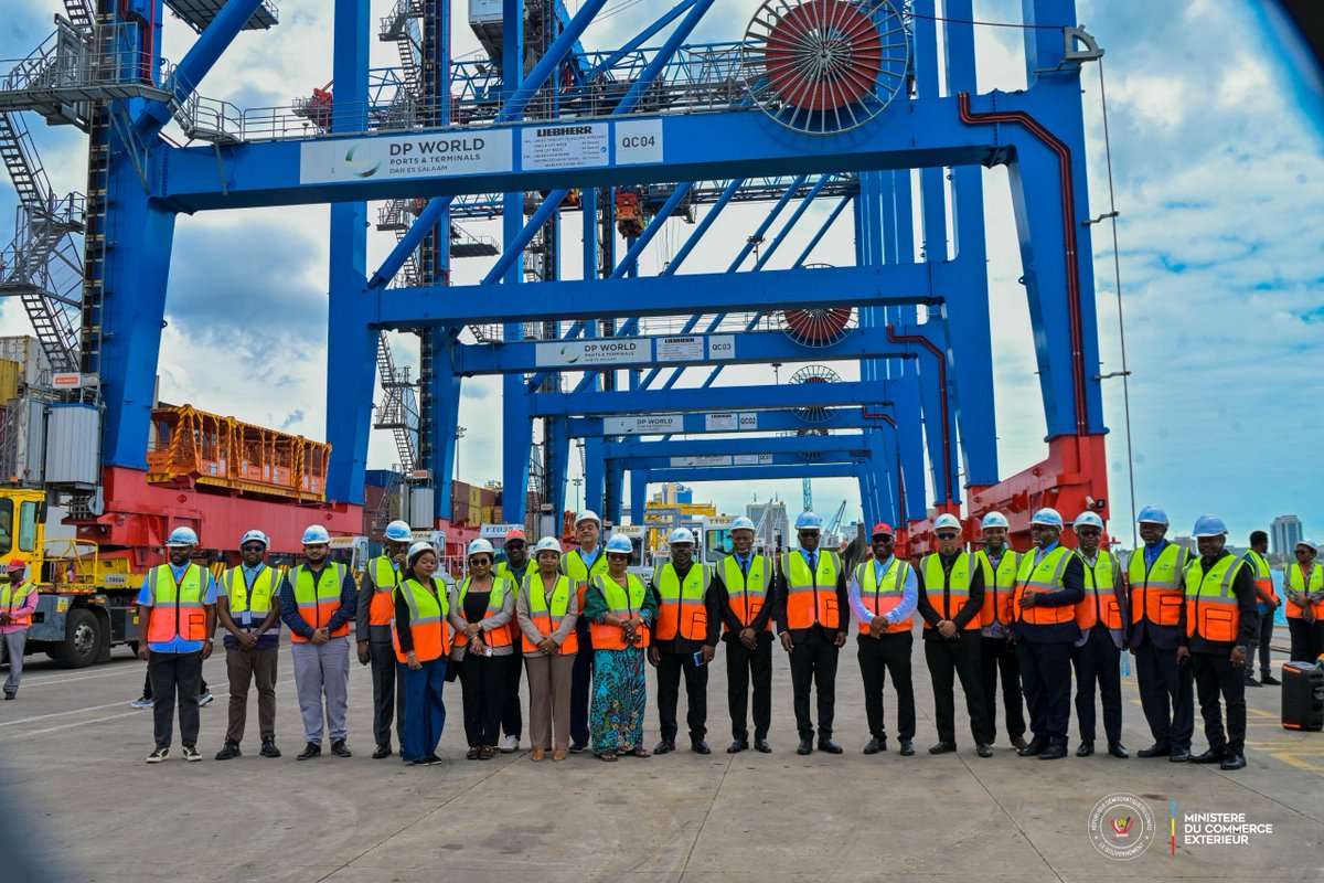 julienpalukucom's tweet photo. Visite de travail au port de Dar es Salaam et dynamique du fret Congolais

Dar Es Salam 20-09-2026

Lors de ma visite du port de Dar es Salaam guidée par l'autorité portuaire, j'ai constaté l'essor remarquable de cette infrastructure clé qui gère 95 % du commerce international tanzanien. Grâces aux réformes et à la modernisation, le trafic global a atteint un record de 33,7 millions de tonnes en 2025/2026 (contre 18 millions en 2021/2022), visant désormais 62 millions de tonnes d'ici 2031.
​Mon constat met particulièrement en lumière le rôle central de la RDC :
●​Premier partenaire de transit : Le fret congolais atteint un record de 7,77 millions de tonnes (+30 % en un an).
●​Poids régional majeur : La RDC capte à elle seule 53 % du fret de transit régional et représente 23 % du trafic total du port.
●​Corridor stratégique : Face à cette croissance exponentielle (+180 % en quelques années), l'aménagement de ports secs dédiés (comme Kwala) est en cours pour fluidifier nos cargaisons.
L'accord commercial en élaboration sera le cadre par excellence de nos échanges.

Par ailleurs, nous avons visité la société SATURN, spécialisée dans l'assemblage de véhicules de transport pour grandes cargaisons. Nous l'avons invitée à s'installer à Lubumbashi afin de répondre prioritairement aux besoins du secteur minier et de réduire significativement la facture d'importation, génératrice de sorties de devises. La société nous a présenté son cahier des charges, que nous examinerons conjointement avec le Ministre des Finances et le Ministre du Plan dans le cadre du renforcement de l'attractivité des investissements en RDC. @fatshi13 @SuminwaJudith @PrimatureRDC @MinComex_RDC