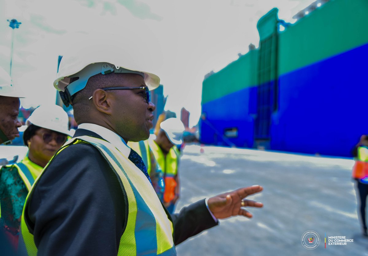 julienpalukucom's tweet photo. Visite de travail au port de Dar es Salaam et dynamique du fret Congolais

Dar Es Salam 20-09-2026

Lors de ma visite du port de Dar es Salaam guidée par l'autorité portuaire, j'ai constaté l'essor remarquable de cette infrastructure clé qui gère 95 % du commerce international tanzanien. Grâces aux réformes et à la modernisation, le trafic global a atteint un record de 33,7 millions de tonnes en 2025/2026 (contre 18 millions en 2021/2022), visant désormais 62 millions de tonnes d'ici 2031.
​Mon constat met particulièrement en lumière le rôle central de la RDC :
●​Premier partenaire de transit : Le fret congolais atteint un record de 7,77 millions de tonnes (+30 % en un an).
●​Poids régional majeur : La RDC capte à elle seule 53 % du fret de transit régional et représente 23 % du trafic total du port.
●​Corridor stratégique : Face à cette croissance exponentielle (+180 % en quelques années), l'aménagement de ports secs dédiés (comme Kwala) est en cours pour fluidifier nos cargaisons.
L'accord commercial en élaboration sera le cadre par excellence de nos échanges.

Par ailleurs, nous avons visité la société SATURN, spécialisée dans l'assemblage de véhicules de transport pour grandes cargaisons. Nous l'avons invitée à s'installer à Lubumbashi afin de répondre prioritairement aux besoins du secteur minier et de réduire significativement la facture d'importation, génératrice de sorties de devises. La société nous a présenté son cahier des charges, que nous examinerons conjointement avec le Ministre des Finances et le Ministre du Plan dans le cadre du renforcement de l'attractivité des investissements en RDC. @fatshi13 @SuminwaJudith @PrimatureRDC @MinComex_RDC