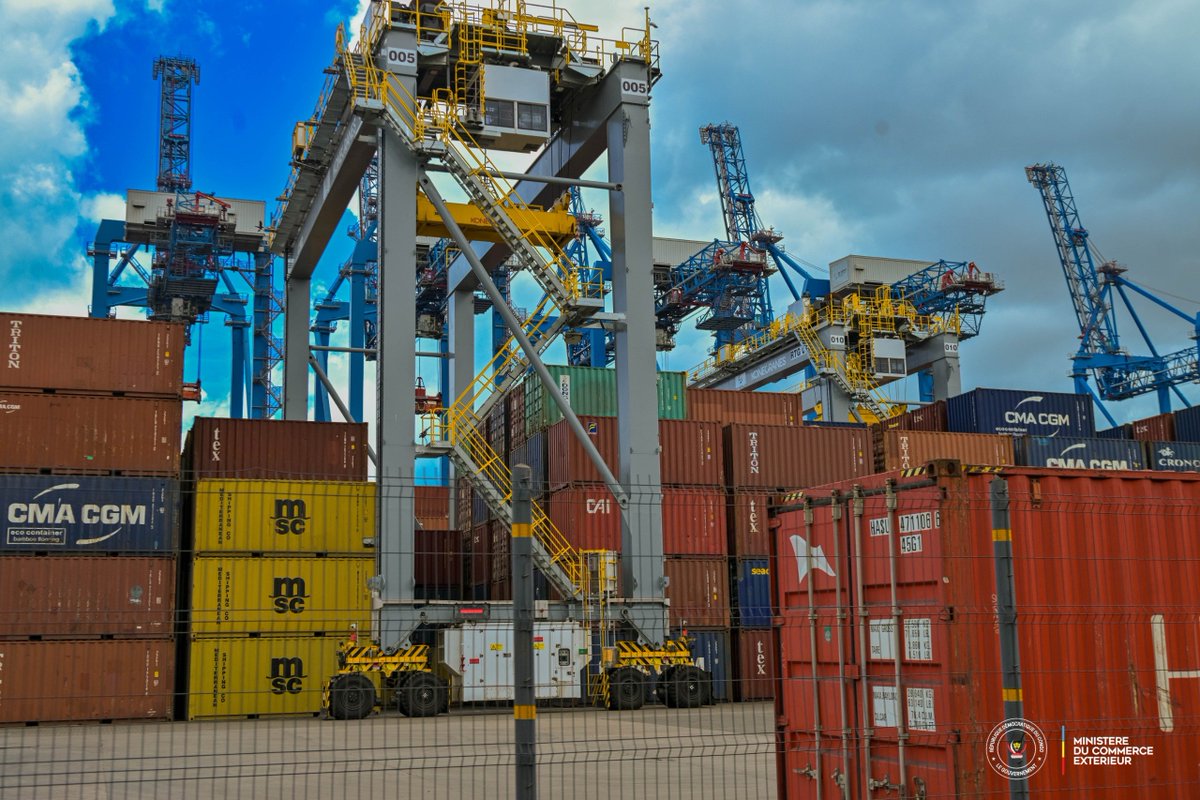 julienpalukucom's tweet photo. Visite de travail au port de Dar es Salaam et dynamique du fret Congolais

Dar Es Salam 20-09-2026

Lors de ma visite du port de Dar es Salaam guidée par l'autorité portuaire, j'ai constaté l'essor remarquable de cette infrastructure clé qui gère 95 % du commerce international tanzanien. Grâces aux réformes et à la modernisation, le trafic global a atteint un record de 33,7 millions de tonnes en 2025/2026 (contre 18 millions en 2021/2022), visant désormais 62 millions de tonnes d'ici 2031.
​Mon constat met particulièrement en lumière le rôle central de la RDC :
●​Premier partenaire de transit : Le fret congolais atteint un record de 7,77 millions de tonnes (+30 % en un an).
●​Poids régional majeur : La RDC capte à elle seule 53 % du fret de transit régional et représente 23 % du trafic total du port.
●​Corridor stratégique : Face à cette croissance exponentielle (+180 % en quelques années), l'aménagement de ports secs dédiés (comme Kwala) est en cours pour fluidifier nos cargaisons.
L'accord commercial en élaboration sera le cadre par excellence de nos échanges.

Par ailleurs, nous avons visité la société SATURN, spécialisée dans l'assemblage de véhicules de transport pour grandes cargaisons. Nous l'avons invitée à s'installer à Lubumbashi afin de répondre prioritairement aux besoins du secteur minier et de réduire significativement la facture d'importation, génératrice de sorties de devises. La société nous a présenté son cahier des charges, que nous examinerons conjointement avec le Ministre des Finances et le Ministre du Plan dans le cadre du renforcement de l'attractivité des investissements en RDC. @fatshi13 @SuminwaJudith @PrimatureRDC @MinComex_RDC