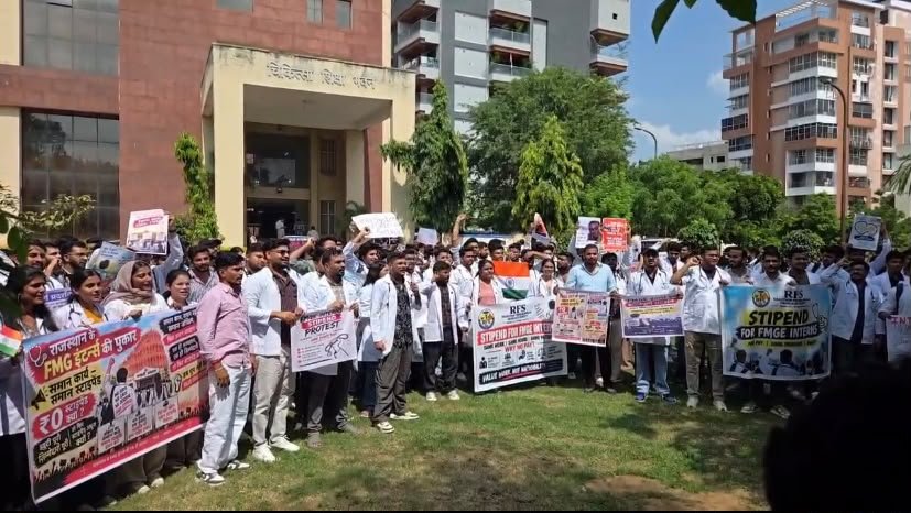 dr_dheeraj7610's tweet photo. “राजस्थान में FMG Interns को समान Internship Stipend दिया जाए। हम शांतिपूर्ण और लोकतांत्रिक तरीके से अपनी मांग रख रहे हैं। सरकार से शीघ्र सकारात्मक निर्णय की अपेक्षा है।
@RajGovOfficial @RajCMO @BhajanlalBjp @TikaRamJully @GovindDotasra @SachinPilot
@hanumanbeniwal @KumariDiya
@ashokgehlot51 
 #FMGStipendRajasthan #EqualStipendForFMGs #FMGInterns #JusticeForFMGInterns”