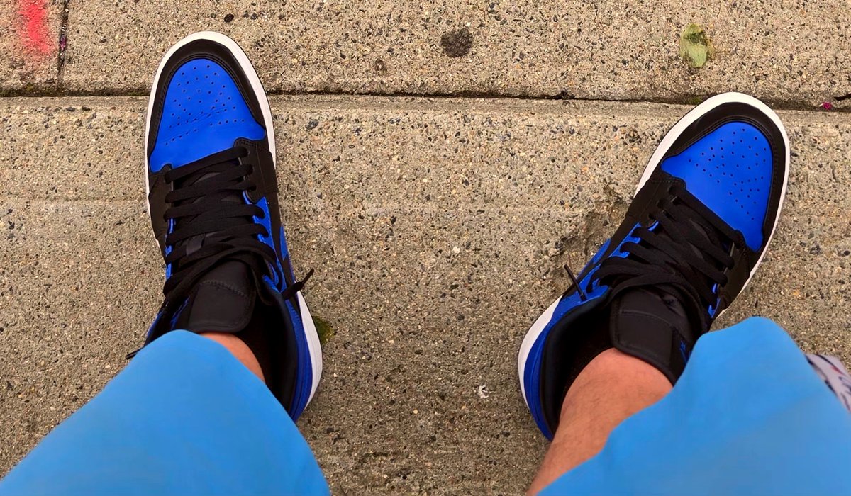 JrTuber993's tweet photo. Air Jordan 1 Mid  Hyper Royal Blue 554724 - 077 

#Jordan1 #HyperRoyal #Nike #AirJordan1 #AJ1Mid #JordansDaily #SneakerCulture #KicksOnFire #StreetwearStyle #Sneakerhead #KOTD https://t.co/7EqSGLoYdt