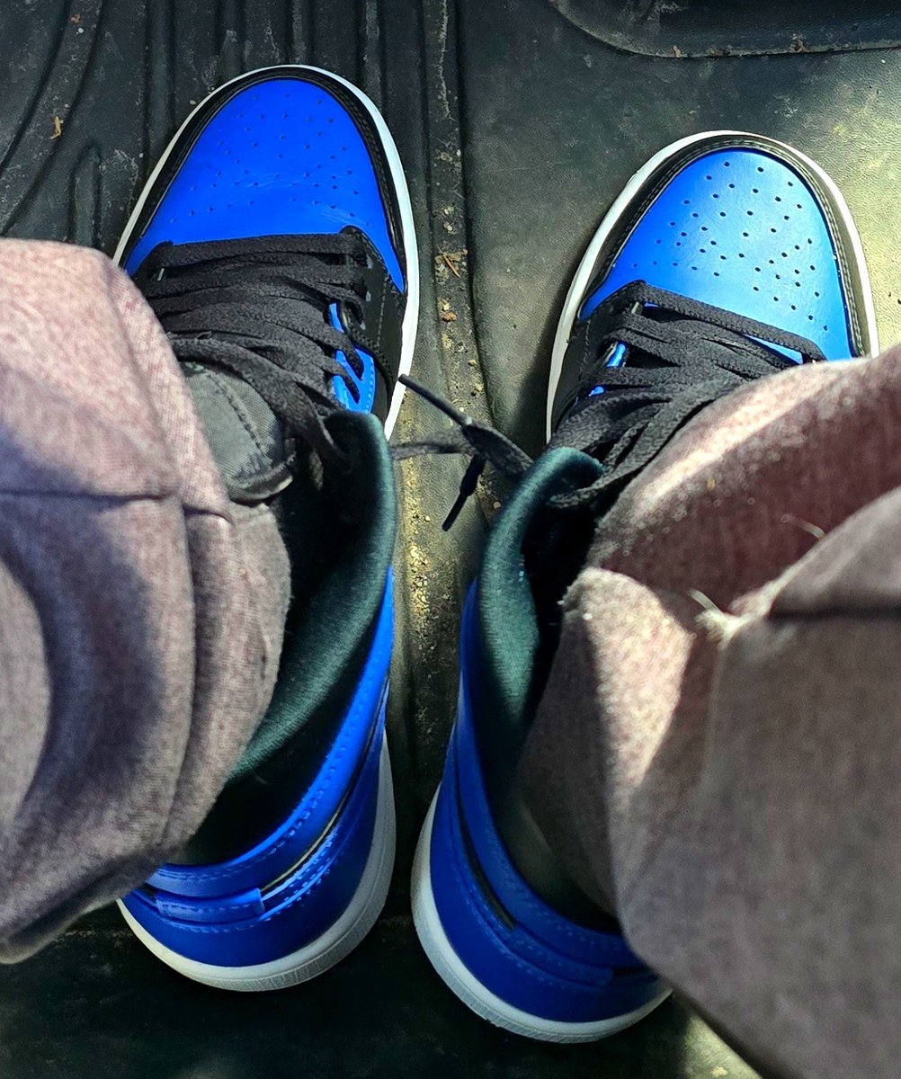 JrTuber993's tweet photo. Air Jordan 1 Mid  Hyper Royal Blue 554724 - 077 

#Jordan1 #HyperRoyal #Nike #AirJordan1 #AJ1Mid #JordansDaily #SneakerCulture #KicksOnFire #StreetwearStyle #Sneakerhead #KOTD https://t.co/7EqSGLoYdt