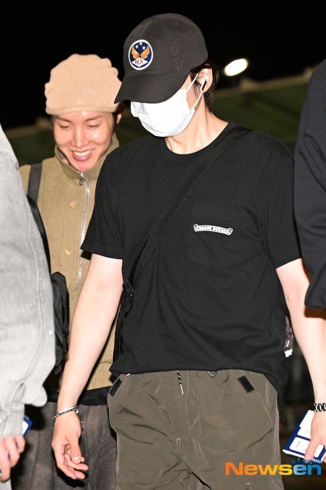 _suga_loveme's tweet photo. 출국(왼) 입국(오) 사진인데 티셔츠 같은건 줄 알았더니 다른거였음.... 슈가 얼굴만 보고  자세히 안봐서 몰랐엉 내 눈썰미 눈감아ㅜ https://t.co/MK0XCs7Z2l