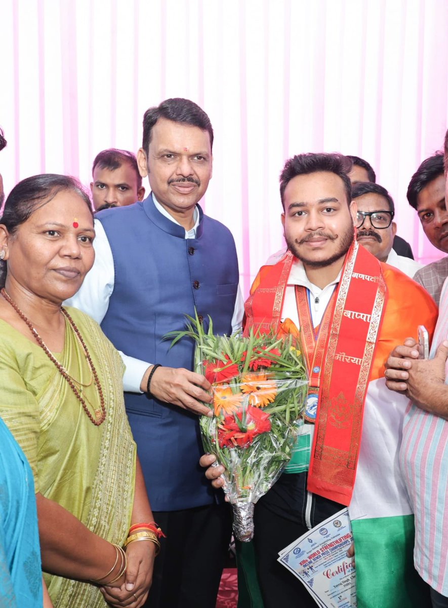 Dev_Fadnavis's tweet photo. आंतरराष्ट्रीय पदार्पणातच विश्वविजेतेपदाला गवसणी घालणाऱ्या नागपूरच्या युवराज सिंह चौहान याची आज भेट झाली. युवराजची ही कामगिरी महाराष्ट्रासाठी अभिमानाची बाब आहे.

किर्गिझस्तानच्या इस्सिक-कुल येथील व्ही. बोस्टेरीमधील बोर्डिंग हाऊस 'गेटिगेन' येथे झालेल्या ‘13व्या वर्ल्ड स्ट्रेंथलिफ्टिंग अँड इन्क्लाइन बेंच प्रेस चॅम्पियनशिप 2026’मध्ये युवराजने भारताचे प्रतिनिधित्व केले. स्ट्रेंथलिफ्टिंगच्या +76 किलो ओपन ज्युनिअर पुरुष गटात त्याने एकूण 252.5 किलो वजन उचलून प्रथम स्थान मिळवत ज्युनिअर विश्वविजेतेपद पटकावले. तसेच, इन्क्लाइन बेंच प्रेस प्रकारात 82.5 किलो वजन उचलत रौप्यपदकाला गवसणी घातली. जिद्द, मेहनत आणि आत्मविश्वासाच्या जोरावर मिळविलेले हे यश निश्चितच कौतुकास्पद आहे.

युवराज सिंह चौहान याचे या देदीप्यमान कामगिरीबद्दल मनःपूर्वक अभिनंदन आणि पुढील वाटचालीसाठी हार्दिक शुभेच्छा!

@MayataiOfficial @Nita_Thakre
#Maharashtra #DevendraFadnavis #StrengthLifting #GoldMedal