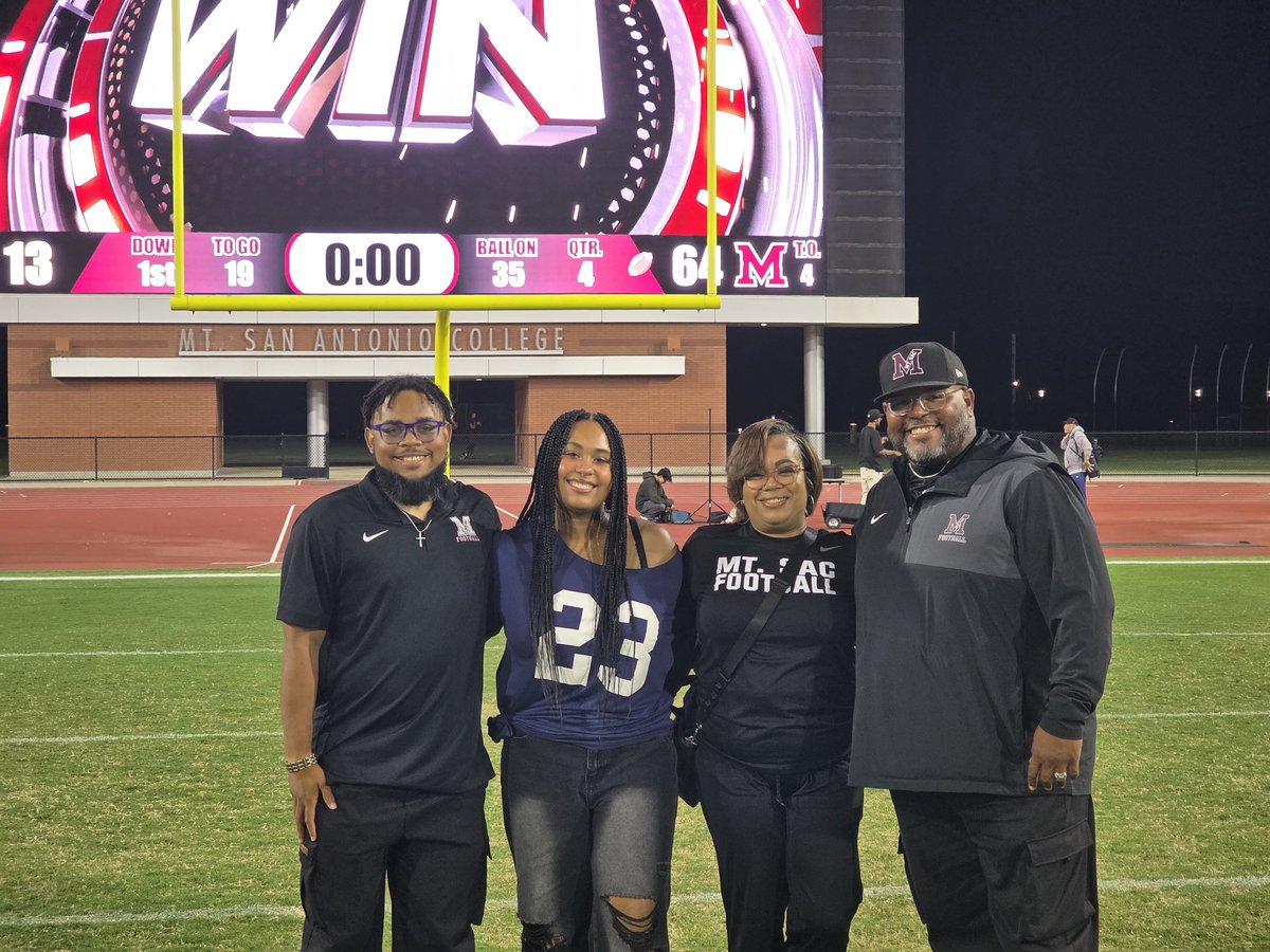 CoachMartinII's tweet photo. Great night for Sac Dawgs... https://t.co/eYSTDEUtFp
