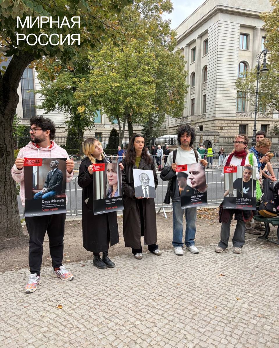 peaceful_russia's tweet photo. «Полдень за мирную Россию» в Берлине

У посольства России сегодня собрались участники акции. Здесь проходит митинг, выставка «Лица российского сопротивления» и символический избирательный участок.