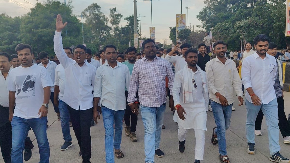 LokendraBilwal's tweet photo. “युवाओं की आंधी, राहुल गांधी!” 🔥✊
❤️ राहुल गांधी!

📍 इंदौर 

युवा बोले एक आवाज़ —
राहुल गांधी, देश की आवाज़! ✊🇮🇳
@RahulGandhi
#RahulGandhi #YouthPower #युवा_शक्ति #India https://t.co/l6eXKnWJPD