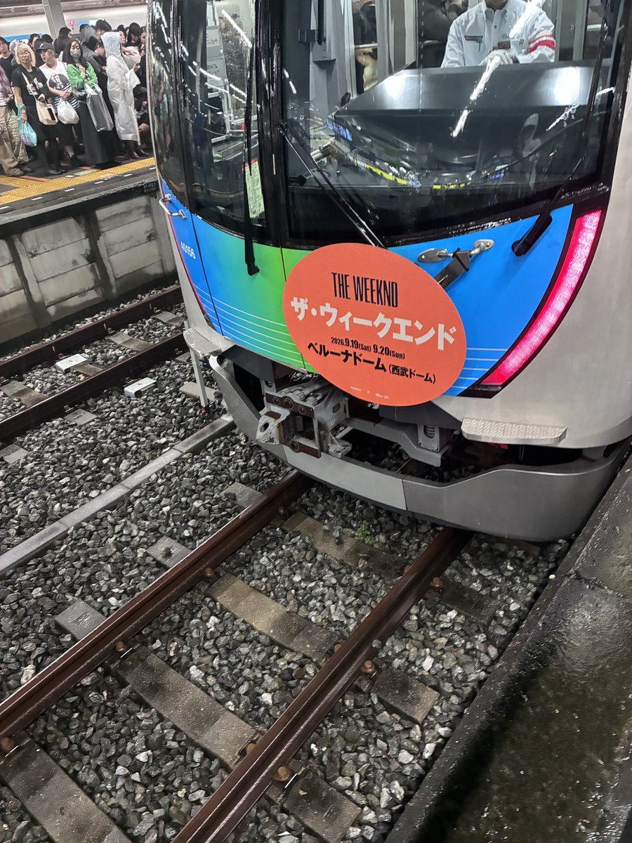 MusicLovers_WM's tweet photo. 雨のベルーナドームの洗礼を受けたけど、
昨日と大体同じ時間の電車🚃に乗れた！

事前にアドバイス頂き、レインコート持ってきたので靴以外は全然平気👍

そして昨日と同様、
ウィークエンドのラッピング電車を拝むことができました！
ありがたやー🙏

#TheWeeknd 
#ベルーナドーム https://t.co/KqZzb5S8Xn