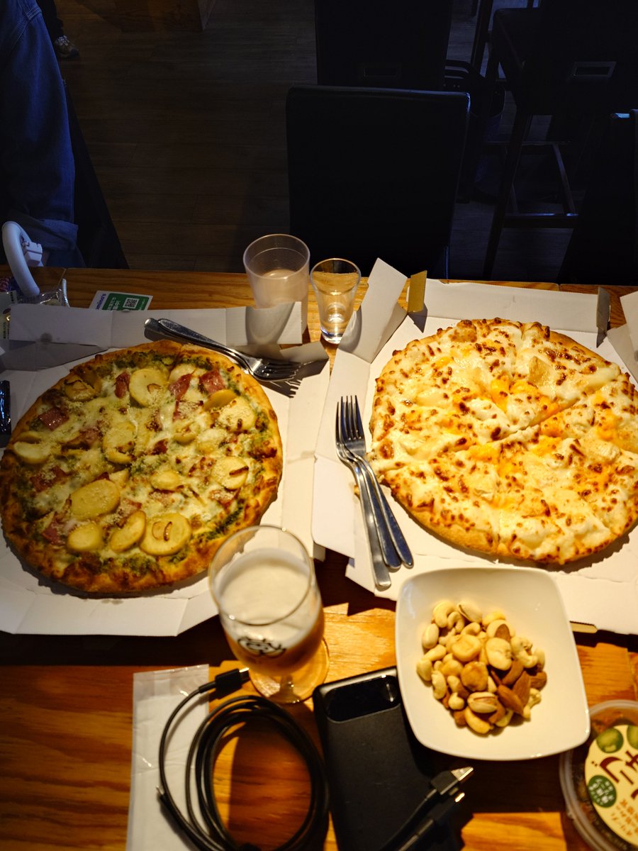 SAKI3jgsdf's tweet photo. 今日は新宿でお誕生会に混ざらてもらいました🍻持ち込みの飲み会の経験が少なくて油そば300g食べてったら無事撃沈で殆ど飲み食い出来ずで申し訳ないです🙇でもめちゃくちゃ楽しかった🎊今日の帰りはマックではなく嫁様にロールケーキ買って帰りました。本当にありがとうございました🎉 https://t.co/A7Z2BZuA3X