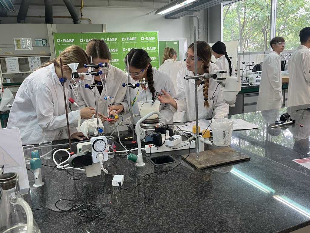 carmelitestgn's tweet photo. #ADMXC #POSTC #BATXC alumnes de 2n de batxillerat de l’assignatura de química ja estan iniciant l'activitat d'aquest curs a tope! Divendres van realitzar un taller a la @quimicaurv per veure com es pot fer formatge i després visita a  @basf_global. #aprenemfent😃 #viucarmelites https://t.co/AeypynTy8y