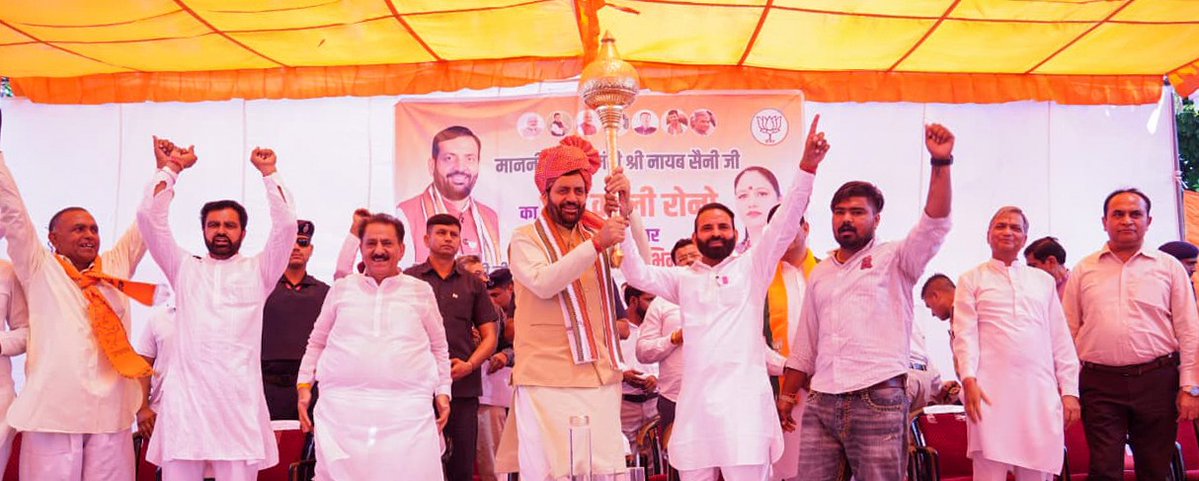 NayabSainiBJP's tweet photo. मेरे हरियाणा परिवार के हर सदस्य के लिए 24 घंटे मुख्यमंत्री आवास के दरवाजे खुले हैं और उनके बीच जाकर मुझे असीमित स्नेह मिलता है।  

आज लाडवा विधानसभा क्षेत्र के गाँव काली रोनो का दौरा के दौरान अपनों के बीच बैठकर ग्रामीणों की बात सुनी और उनकी परेशानियों को समझा। जनहित से जुड़े हर विषय के समाधान के लिए संबंधित अधिकारियों को आवश्यक दिशा-निर्देश दिए।