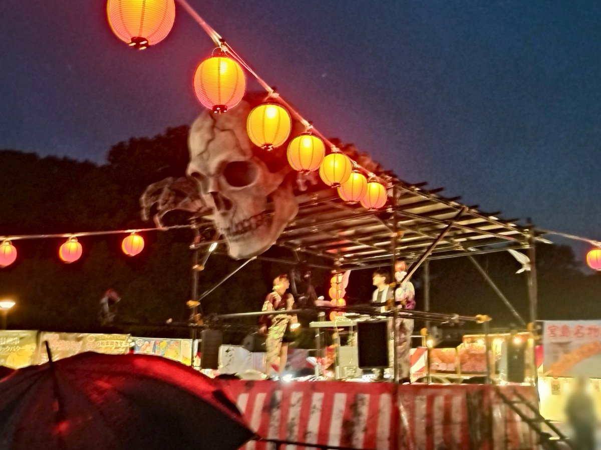 OkeebohO's tweet photo. 260920(日) ホラーBON踊り💀
巨大髑髏の造形が凄い特製やぐらに到着！妖怪さんたちも人間界のレインコートをはおって登場🐺
EZ DO DANCEでスタート、アガるJPOP～きゃりーにスリラーと和洋ホラー系づくし
雨が降り続けるなか１時間やりきった。唱で髪がびしょ濡れになって、お岩さんになるところだった https://t.co/KYrc9j39XQ
