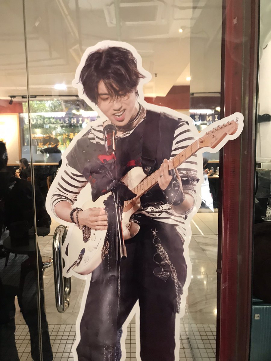 bunnyofloyen's tweet photo. My first cafe event as a STAY. Thank you @handayproject for organizing such an amazing event for Han Jisung! I’m beyond happy and even made new friends there 🥺💗
Happiest birthday my rockstar!🤘🌟
#HANinEverySeason #한 #ハン #HAN #HappyHANDay #HANWrittenWithLove https://t.co/ewIcmlvTmv