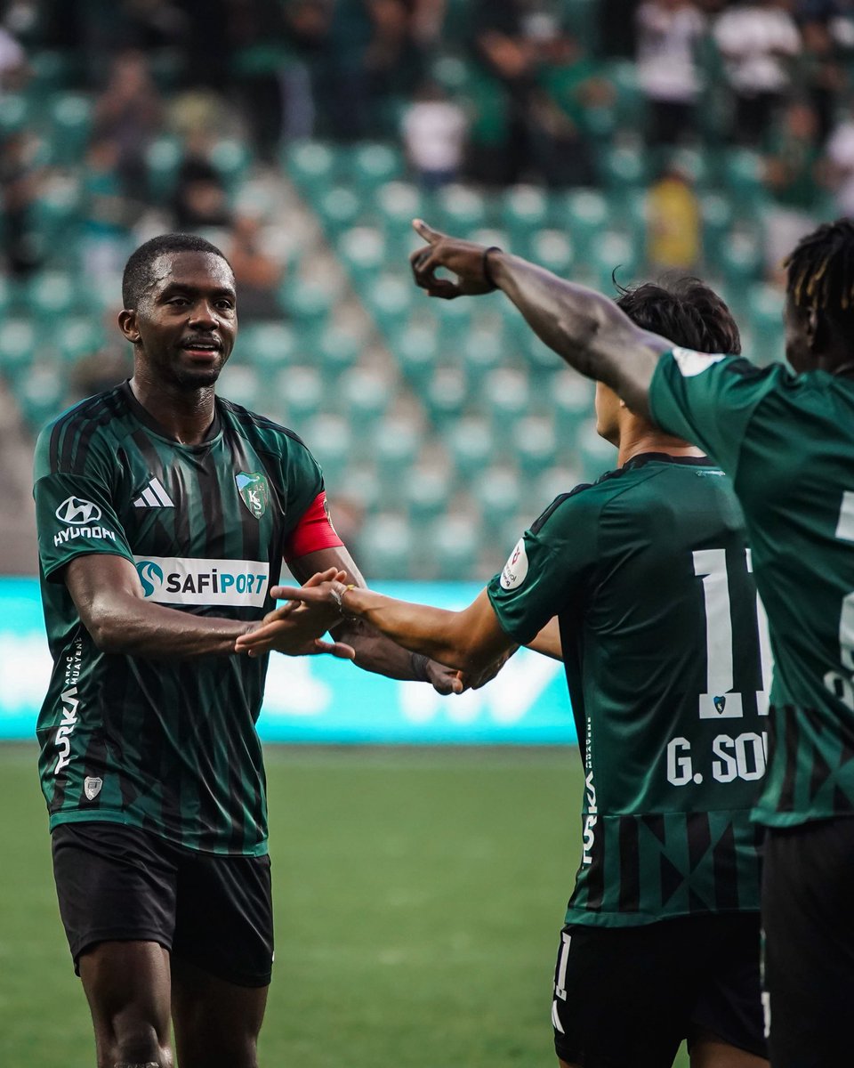 AJDijksteel's tweet photo. A proud moment to wear the captain’s armband for this club. Another win + clean sheet at home 👊🏾🔐 https://t.co/tFMuWODqCk