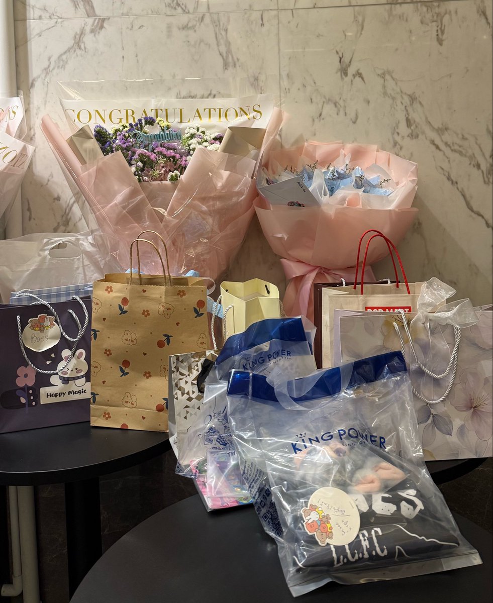 Bossptk's tweet photo. มาครับ มีเวลารีแคปสั้นๆวันรวมพลแน้วว เพราะช่วงนี้ว่างหน่อยไม่ได้เลย ไลฟ์ต๊อกๆอย่างเดียว 566665

นี่เป็นครั้งแรกของบอสเลยที่มีคนมาหาเยอะขนาดนี้ ครั้งล่าสุดที่จำได้ว่ามีคนมาหาเยอะๆ ก็คือตอนเพื่อนๆมาหาวันรับปริญญา ซึ่งวันรวมพลทุกคนมากันเยอะกว่าตอนผมรับปริญญาอีก 🥹

ขอบคุณทุกคนมากๆนะครับที่ทำให้การเจอกันครั้งแรกของพวกเราน่าจดจำ ขอบคุณที่ตั้งใจมาหากัน ขอบคุณที่ใจดีกับคนข้างๆ และช่วยกันทำให้บรรยากาศวันนั้นอบอุ่นมากๆ

ตอนนี้ผมก็ยังไม่รู้เหมือนกันว่าคอมมูนิตี้ของเราเรียกว่าใหญ่ได้รึยัง แต่ผมเชื่อว่ามันจะค่อยๆ โตขึ้นไปอีก และดีใจมากๆ ที่ทุกคนได้มาอยู่ด้วยกันตั้งแต่จุดเริ่มต้นเลย ต่อจากนี้จะไปถึงไหน มาดูกันนะครับ 🤍🍀

ปล. ขออนุญาตเอาโน้ตจากมี๊ๆ มาลงด้วยนะครับ ไหนๆ ก็ได้อ่านไปแล้วตอนวันรวมพล 55555

ตอนนั้นทีมงานแยกใบนี้มาให้แล้วบอกว่า “อันนี้อ่านเป็นใบสุดท้ายนะ” พออ่านจบผมอึ้งจริงๆ เพราะไม่เคยคิดเลยว่าจะมีใครตามหรือจำผมได้มาตั้งแต่สมัยที่ยังเดินแบบอยู่

แต่ไม่ว่าจะรู้จักกันมานานแล้ว หรือเพิ่งได้รู้จักกันตอนนี้ บอสก็ยินดีที่ได้รู้จักทุกคนนะครับ

รู้จักกันช้าหรือเร็วไม่เป็นไร จากนี้มาเติบโตไปบนเส้นทางนี้ด้วยกันนะ 🤍🍀

#bossirr
#NourTheSeries