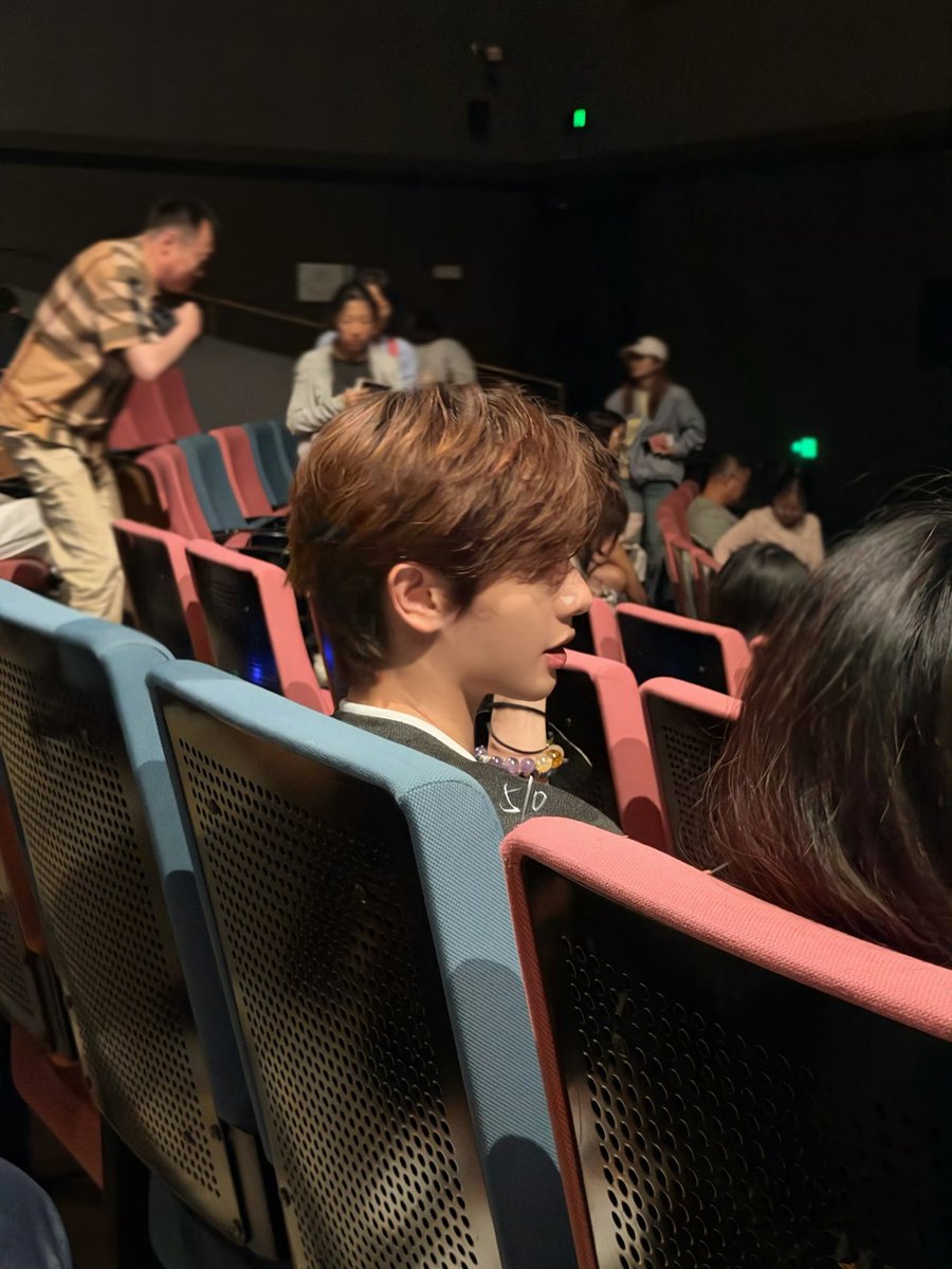 Nica96786964's tweet photo. น่ารักจังน้องนายไปดูเจี่ยพร้อมกับช่อดอกไม้ช่อโต https://t.co/DCfOxnDET2
