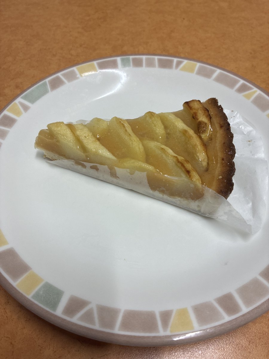 saizeriYapolice's tweet photo. サイゼで「アップルタルト」がまた始まってるけど、もう食べました？

大変好評のようです🍎🍰🍏

前作より一回り大きく、風味もUPしたみたいです！アップルだけにアップ！

どこにあるの？ですが千葉に数店舗しかないみたいです。

店舗など引き続き、情報提供お待ちしております！！

#サイゼリヤ https://t.co/vyhC1kP8sC