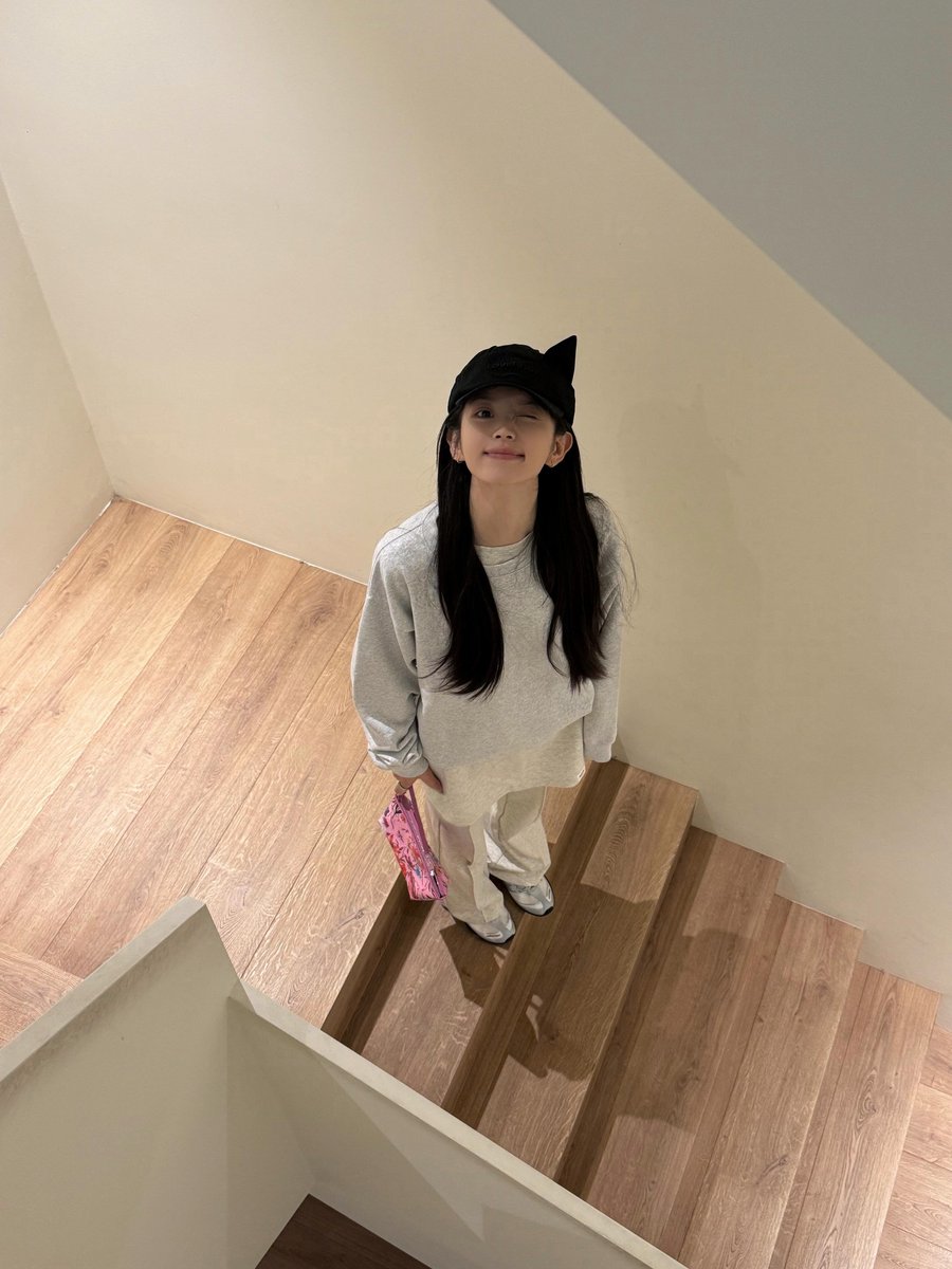 xiweeii's tweet photo. A little hungry cat has been spotted! She was patiently waiting around when, finally, the food arrived and suddenly her whole mood changed. The excitement was immediate—attention completely captured, absolutely no pretending that she wasn’t waiting for this exact moment. %❤︎⁠ https://t.co/xSklRy7Zh6