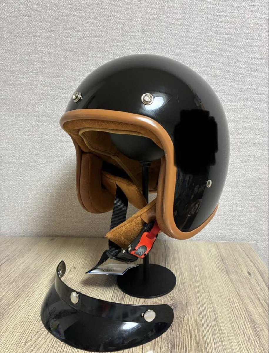 tokumasutakeshi's tweet photo. @abeyurika @koyouteru そしてさらにホラー感を増すと僕は自宅でこのヘルメットを実際に被り、頭部を守ったりしています。いつかおぎすさんがバイクに乗ったらこのヘルメットを被ってバイクの後ろに乗せてもらおうと思っています（ホラー） https://t.co/77Wzz5FnD5