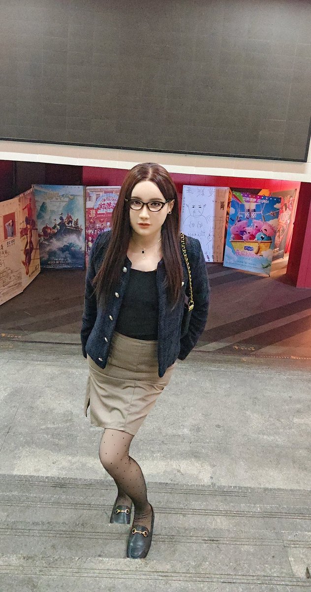 refreshediris's tweet photo. 试了两天穿搭终于把它套在脸上走出了家门，没想到晚上十点的商业街人山人海，都没找到合适的拍照机会，好在最后在车库附近拍到了满意的全身照 https://t.co/M9Za3vsFMz