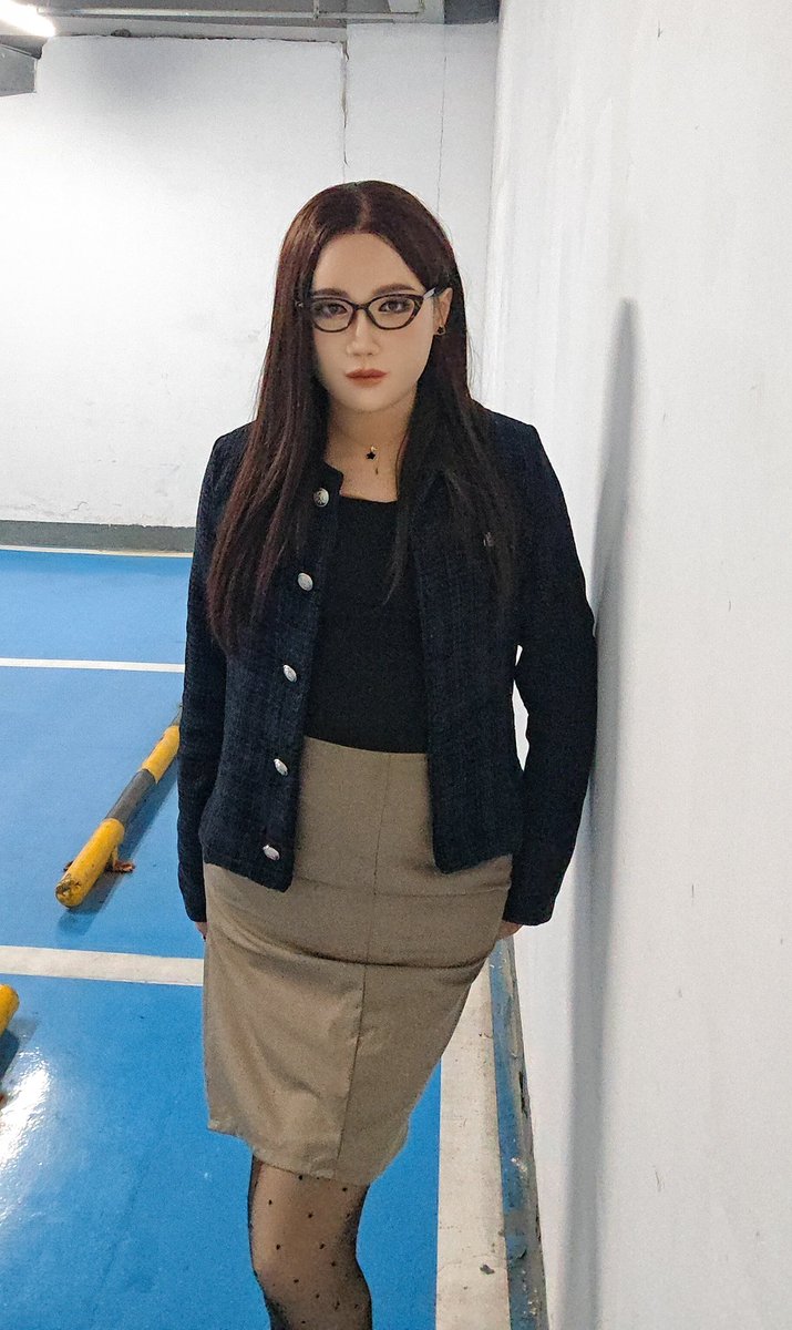 refreshediris's tweet photo. 试了两天穿搭终于把它套在脸上走出了家门，没想到晚上十点的商业街人山人海，都没找到合适的拍照机会，好在最后在车库附近拍到了满意的全身照 https://t.co/M9Za3vsFMz