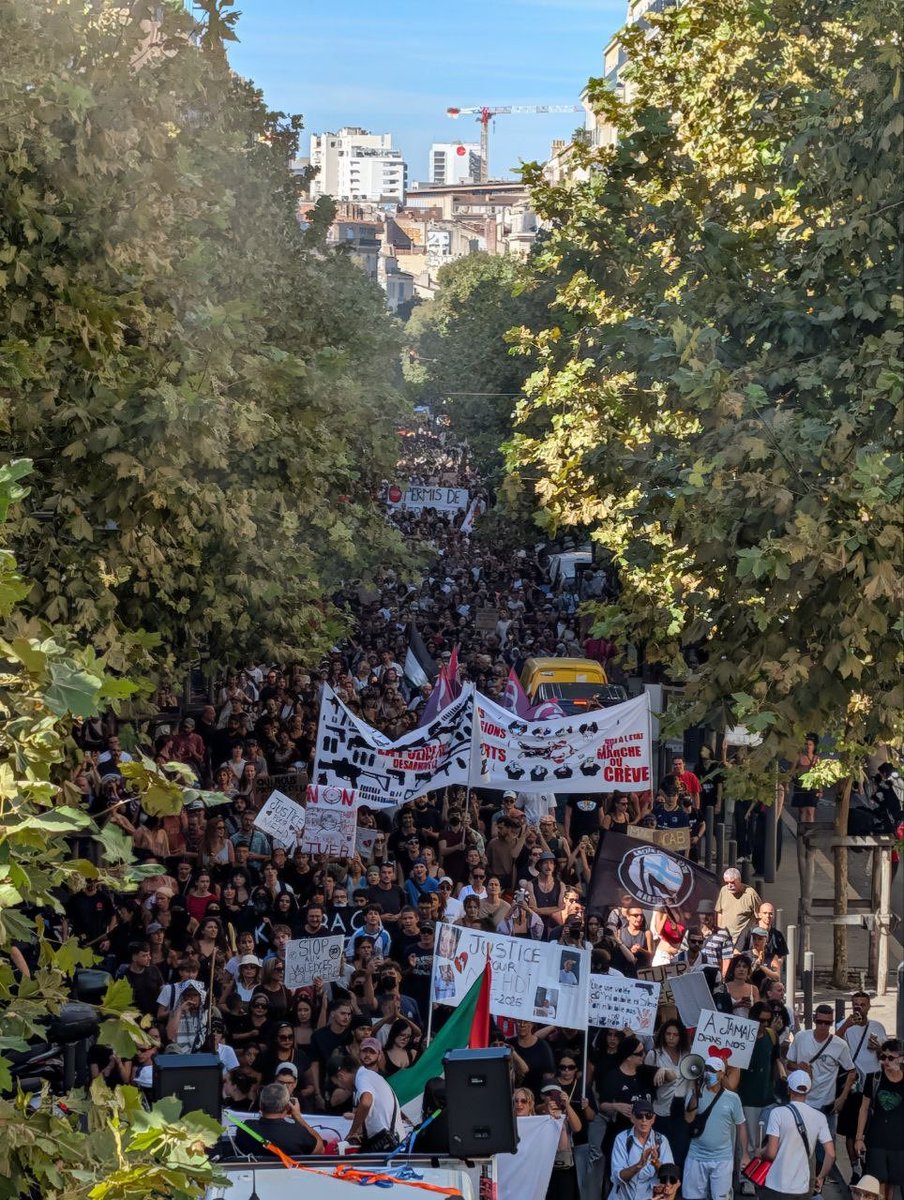 MaximeChampion's tweet photo. Plus de 10 000 à Marseille contre la loi permis de tuer XXL !

Ce gouvernement, qui veut donner le droit à la police de tuer a vue, qui veut détruire la Sécu et les services publics tout en finançant massivement l’industrie de guerre, doit tomber ! https://t.co/Vqqoc37aNM