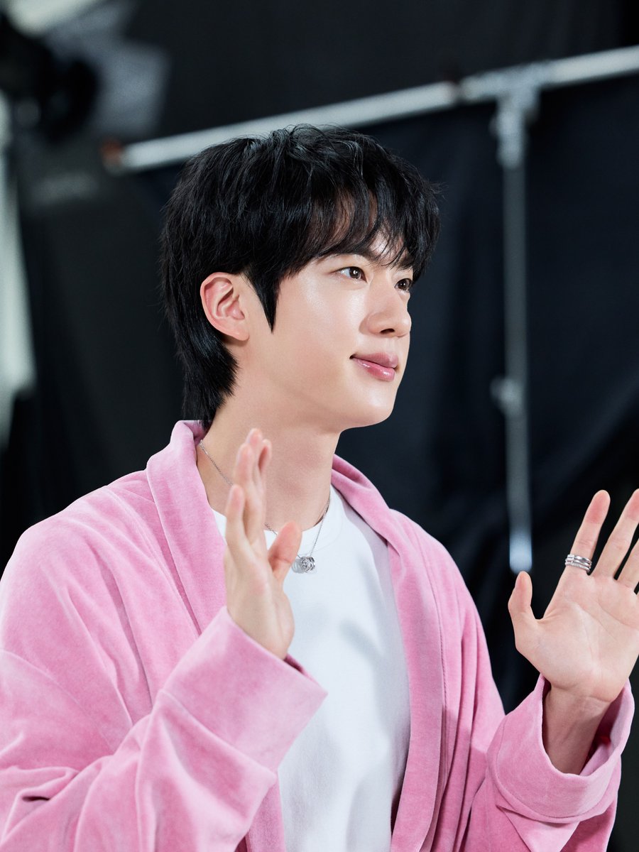 jinnieslamp's tweet photo. LANEIGE US INSTAGRAM

“Jin, glowing between takes🪽✨

Shop Bouncy &amp; Firm Hydrogel Eye Patches at https://t.co/4xWXIchykZ + TikTok Shop.”

JIN LANEIGE WORLD SLEEP TOUR
#JinxLaneige #Laneige #Jin @laneige_us https://t.co/kvbnzhGsKj