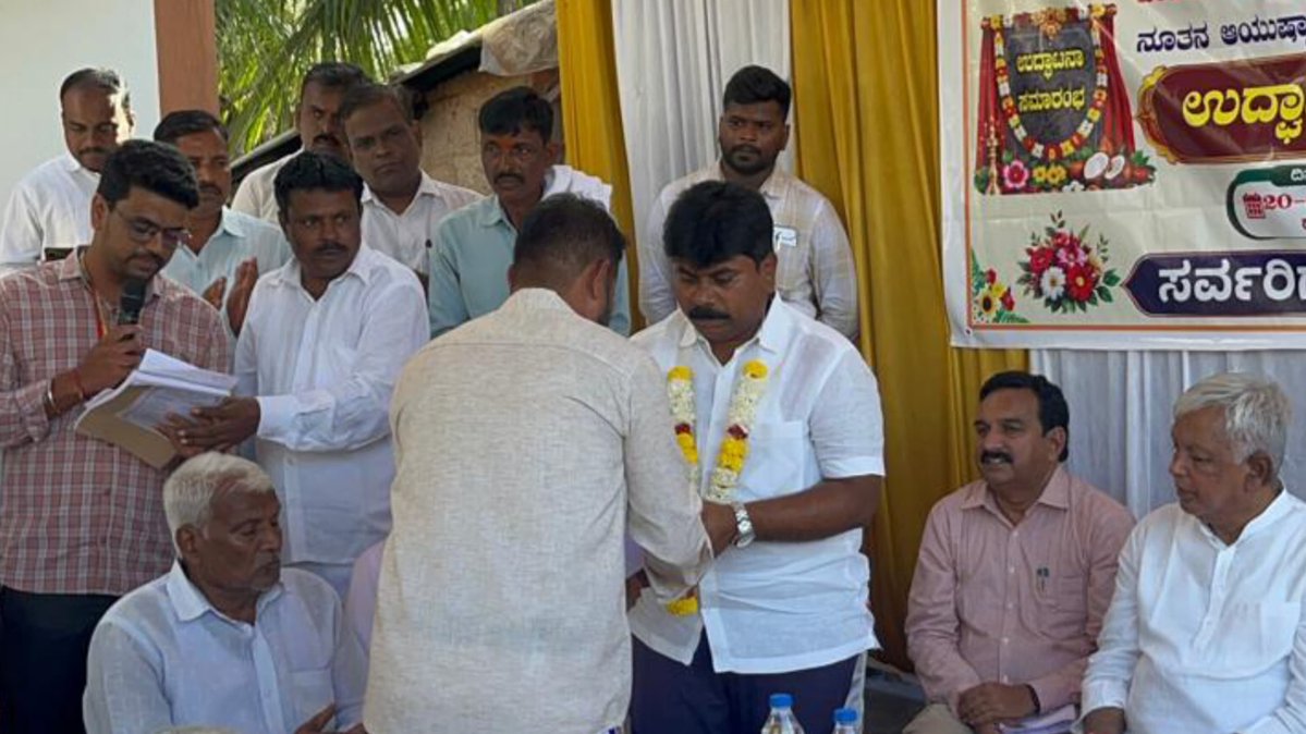 MSPatil585's tweet photo. ಬ್ಯಾಡಗಿ ಕ್ಷೇತ್ರದ ಹೇಡಿಗೊಂಡ &amp; ಚಿಕ್ಕಲಿಂಗದಹಳ್ಳಿಯಲ್ಲಿ ನೂತನ ಆಯುಷ್ಮಾನ್ ಆರೋಗ್ಯ ಕೇಂದ್ರಗಳ ಶಂಕುಸ್ಥಾಪನೆ ಕಾರ್ಯಕ್ರಮದಲ್ಲಿ ಭಾಗವಹಿಸಲಾಯಿತು.
​ಕಾರ್ಯಕ್ರಮದಲ್ಲಿ ಮಾಜಿ ಮುಖ್ಯಮಂತ್ರಿ, ಸಂಸದ ಶ್ರೀ @BSBommai ರವರು ಹಾಗೂ ಸ್ಥಳೀಯ ಜನಪ���ರತಿನಿಧಿಗಳು ಉಪಸ್ಥಿತರಿದ್ದರು.
​#BJPKarnataka #Byadagi #MSPatil #AyushmanBharat https://t.co/VUaRQKj6f9