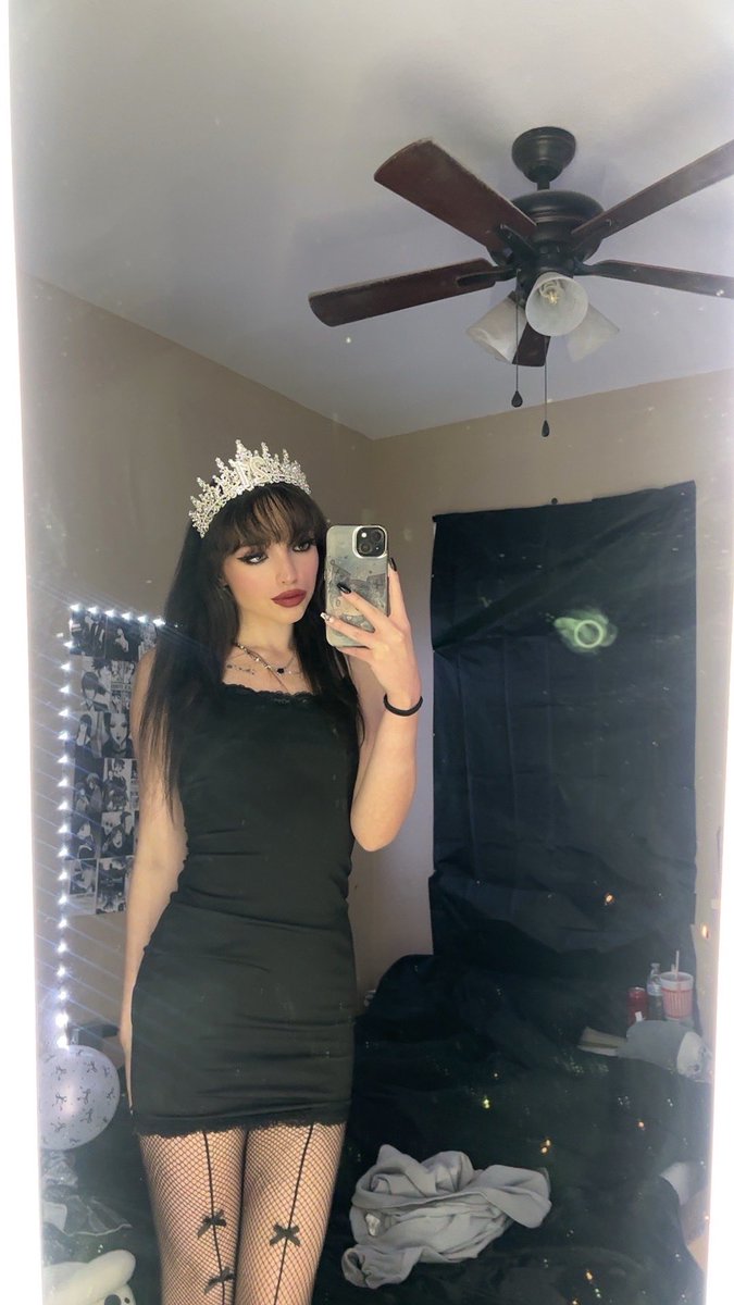 itspeachdoll's tweet photo. it’s my birthday! wishlist in bio https://t.co/jDKsn5Af07
