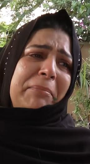 MariaBalochPK's tweet photo. افسوسناک خبر : 
50 ماؤں کو پالنے والے اولڈ ہوم بنت فاطمہ پر درجنوں  افراد کا دھاوا ۔۔۔۔ 
معمولی بات پر ایک پندرہ سال نوجوان خونخوار بلا کیوں بن گیا ؟ دو روز قبل سوشل میڈیا پر وائرل ہونے والی ویڈیو میں محترمہ آنسہ نے رو رو کر بتایا کہ 50 افراد نے انکے اولڈ ہوم پر حملہ کیا ، اینٹیں مار کر شیشے توڑ دیے ، 
ملازموں اور آنسہ صاحبہ کے بیٹوں کو تشدد کا نشانہ بنایا ، 
آنسہ صاحبہ کو جان سے مارنے کی دھمکیاں دی گئیں اور پھر سب ملزمان فرار ہو گئے ، 
اب پتہ چلا ہے کہ آنسہ صاحبہ کا ایک بیٹا اولڈ ہوم سے کسی کام سے گاڑی پر نکلنے لگا تو ایک تیز رفتار بائیک سوار 15،16 سالہ لڑکا گاڑی سے ٹکرایا ، 
رہائشی ایریا ہونے کے باوجود اسکی رفتار زیادہ تھی ،  
آنسہ صاحبہ کے بیٹے  نے لڑکے کر کھڑا کیا اور پوچھا چوٹ تو نہیں آئی اس پر وہ لڑکا گالیاں دینے لگا ، 
میرا بیٹا واپس گھر کے اندر آگیا مگر اس لڑکے نے فون کرکے پتہ نہیں کس کس کو بلا لیا ، 
اچانک 50 کے قریب لوگ یہاں اکٹھے ہو گئے ہمارے اولڈ ہوم کے شیشوں دروازوں کھڑکیوں پر اینٹیں اور پتھر برسائے گئے،
 باہر لان میں کچھ مائیں بیٹھی تھیں وہ اینٹیں لگنے سے زخمی ہو گئیں ایک ملازم کا سر پھٹ گیا ، 
آنسہ کے دونوں بیٹوں اور دیگر دو ملازمین کو مارا گیا ، 
اور خود انہیں جان سے مارنے کی دھمکیاں دی گئیں اور پھر ملزمان فرار ہو گئے ،  
اندر موجود 5 بندوں نے 15 پر کال کی لیکن کوئی فوری مدد کو نہ آیا نہ قریبی گھروں سے کوئی مدد کے لیے آیا ۔ 
حال یہ ہے کہ 15 والوں کو کال کے باوجود ایڈریس نہیں مل رہا تھا ، آب آنسہ صاحبہ حیران ہیں کہ انکے اولڈ ہوم کو تمغٖہ امتیاز ملا ہے ، 
وہ 50 سے زائد بے سہارا عورتوں کو پال رہی ہیں انکی اس نیکی کا اجر یہ ملا کہ غنڈے انہیں خوفزدہ کرکے مار پیٹ کر چلے گئے مگر ہمارے رکھوالے قانون کے محافظ یا کوئی بھی شخص ہماری مدد کو نہ آیا ۔۔۔۔۔۔۔ 
کیا ہمیں بتایا جائے گا کہ اس بے حسن معاشرہ میں اچھا کام کرنے والے شریف لوگوں کے ساتھ یہ سلوک کیوں کیا جارہا ہے ؟ 
کیا قانون اور عدالتیں یا پولیس ہمیں انصاف دے سکتے ہیں ؟؟؟