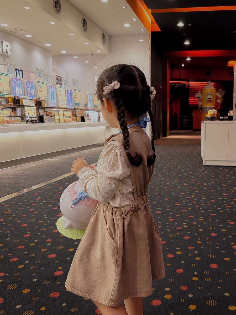 anponiro's tweet photo. ギリギリまで予定組めなくて朝イチのちいかわ映画空いてる席が1番前のみ
初の1番前を経験した感想はめちゃくちゃ眩しくて目を開けられませんでした(視力が悪すぎるのもある)
目瞑ってる時間が長かったから何度も娘に起こされました(起きてます)
ひみつ本中身とても可愛かったー https://t.co/iSo2kuqY5m