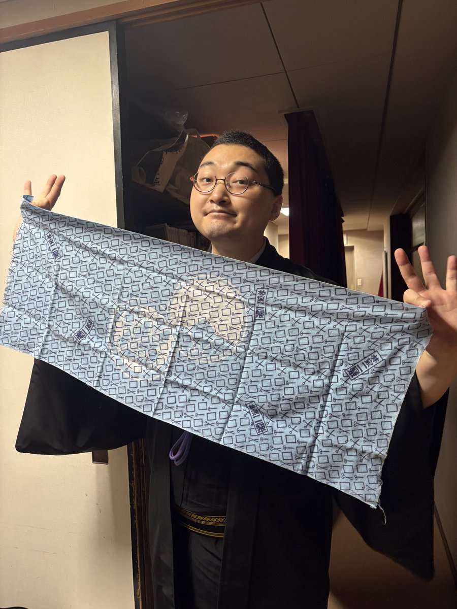 senchou_irifune's tweet photo. ✂️二楽師匠の追善興行千穐楽✂️
小南師匠に八楽兄さん＆本日のお手伝いチームと。(1枚目は明日の準備に来てた一花姉さんが撮ってくださいましたョ👀)

何よりご自身が一番大変な中、お客様への配慮や楽屋仲間への優しさを欠かさず十日間務め上げられた八楽兄さん。
本当にお疲れ様でした…！！ https://t.co/5SHcNqR8a9