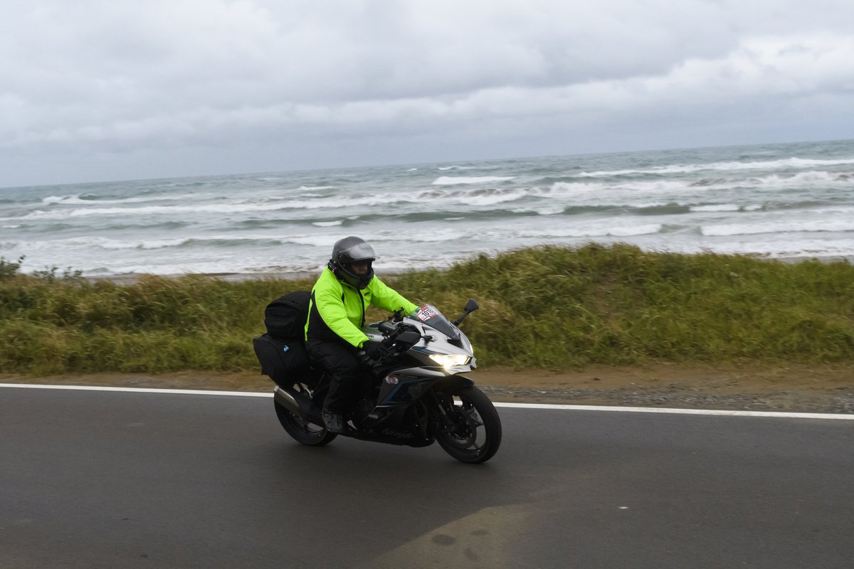 norisan_jp's tweet photo. 雨と言うことで、私と雨と高波のSSTR。実は1回目：ZX-25R ✕（高波）2回目：エリミネーター ◯3回目：今年、25Rでリベンジも…またしても高波で走行不可😭完走証明書は貰えたが悪天候でお預け、でも諦めません。次こそは25Rで絶対にあの砂浜を駆け抜けるぞ！#SSTR #SSTR2026 #ZX25R #エリミネーター https://t.co/ocSOObhh3k