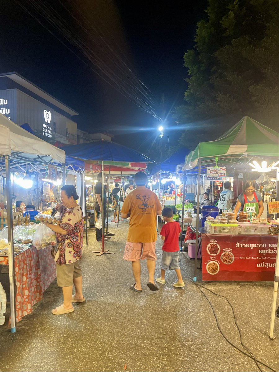tamon_huiyong's tweet photo. พามาเดินเล่นตลาดนัด วันนี้คนเยอะคึกคักใช้ได้ แต่ฝนเริ่มจะลงเม็ดอีกแล้ว ขอล่ะ ฝนอย่าเพิ่งตกหนักเลย สงสารพ่อค้าแม่ค้ากำลังขายได้เลย ไปตกที่อื่นก่อน‼️

📍 ตลาดแม่เหียะ

#เชียงใหม่ https://t.co/VeG06INem4