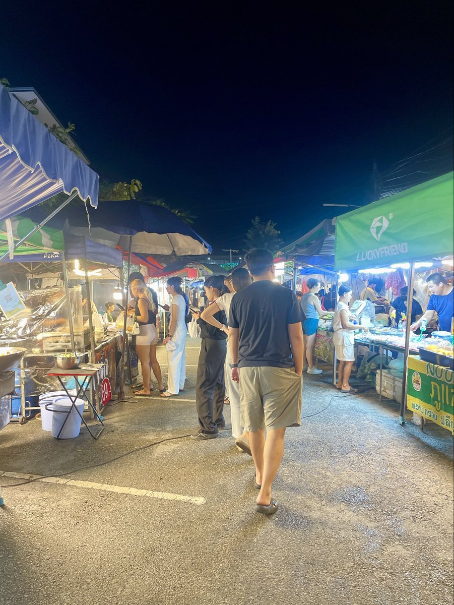 tamon_huiyong's tweet photo. พามาเดินเล่นตลาดนัด วันนี้คนเยอะคึกคักใช้ได้ แต่ฝนเริ่มจะลงเม็ดอีกแล้ว ขอล่ะ ฝนอย่าเพิ่งตกหนักเลย สงสารพ่อค้าแม่ค้ากำลังขายได้เลย ไปตกที่อื่นก่อน‼️

📍 ตลาดแม่เหียะ

#เชียงใหม่ https://t.co/VeG06INem4