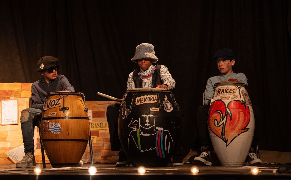 compresidencia's tweet photo. 🎭 35 escuelas públicas de Montevideo transformaron la identidad de sus barrios en obras de teatro.

El @MEC_Uruguay y la @ANEP_Uruguay lanzaron la primera edición de La Escuela a Escena, un programa que combina arte, educación e integración social.

Niños y niñas representaron la vida, los vínculos y las historias de sus barrios bajo la consigna "Poéticas del barrio".

🤝 Comunidad: Involucra a estudiantes, docentes y familias en la creación de escenografías, vestuarios y guiones.

Tras su origen en 2025 en la escuela Ana Frank de Cerro Norte, la iniciativa proyecta su llegada al interior del país en 2027.

🔗 https://t.co/HDwuJzX5fo