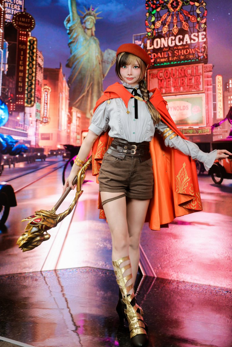 fukunokamiporo's tweet photo. 【衣装製作実績】

TGS2026 コナミデジタルエンタテインメントブース
『Rhapsody in Scarlet』主人公・エリーのマントと武器を製作しました🔥

デザイナーの安藤慶次さんよりマントのサトワルとパターンをご支給いただき、リアラでは刺繍・縫製・全体調整を担当。

特に刺繍は、納得できるまでTGS直前まで試作を重ねました🪡✨

そして何より勉強になったのが素材選び。
1920年代ニューヨークの空気を感じさせる素材のチョイスは、さすが安藤さん…！と制作しながら何度も唸りました。

ご一緒できたこと自体が、とても貴重な経験になった一着です。

エリー役：米倉みゆさん（＠0630_miyu_）

#TGS2026 #RhapsodyinScarlet #ラプスカ
#衣装製作 #リアラ衣装部
#RhapsodyinScarlet